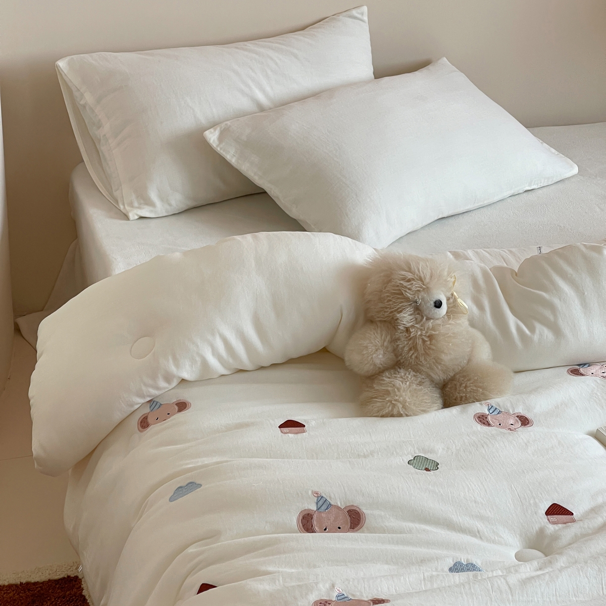 91家纺网 家纺一手货源 找家纺 一加一 2025新款全棉双层皱皱纱刺绣蚕丝大豆抗菌被子被芯 趴趴象