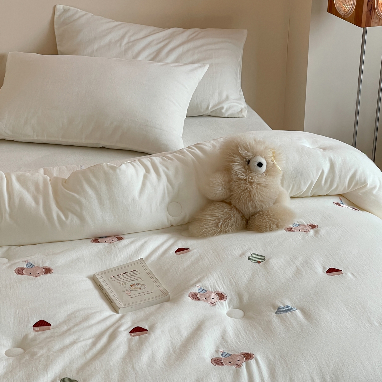 91家纺网 家纺一手货源 找家纺 一加一 2025新款全棉双层皱皱纱刺绣蚕丝大豆抗菌被子被芯 趴趴象