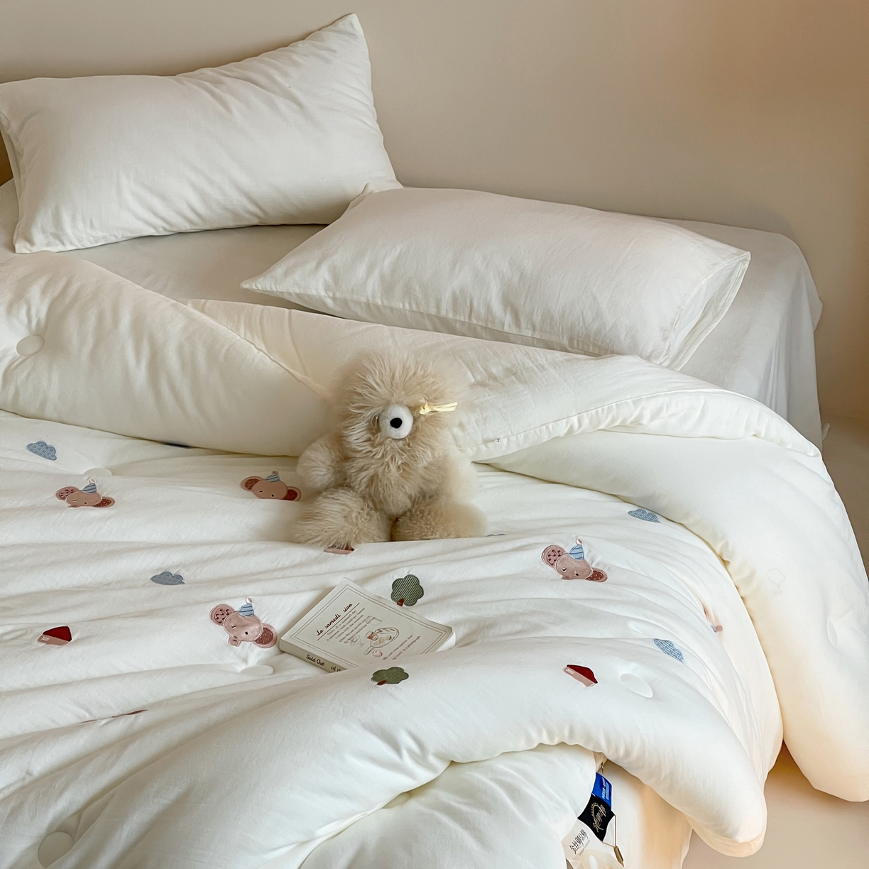 91家纺网 家纺一手货源 找家纺 一加一 2025新款全棉双层皱皱纱刺绣蚕丝大豆抗菌被子被芯 趴趴象