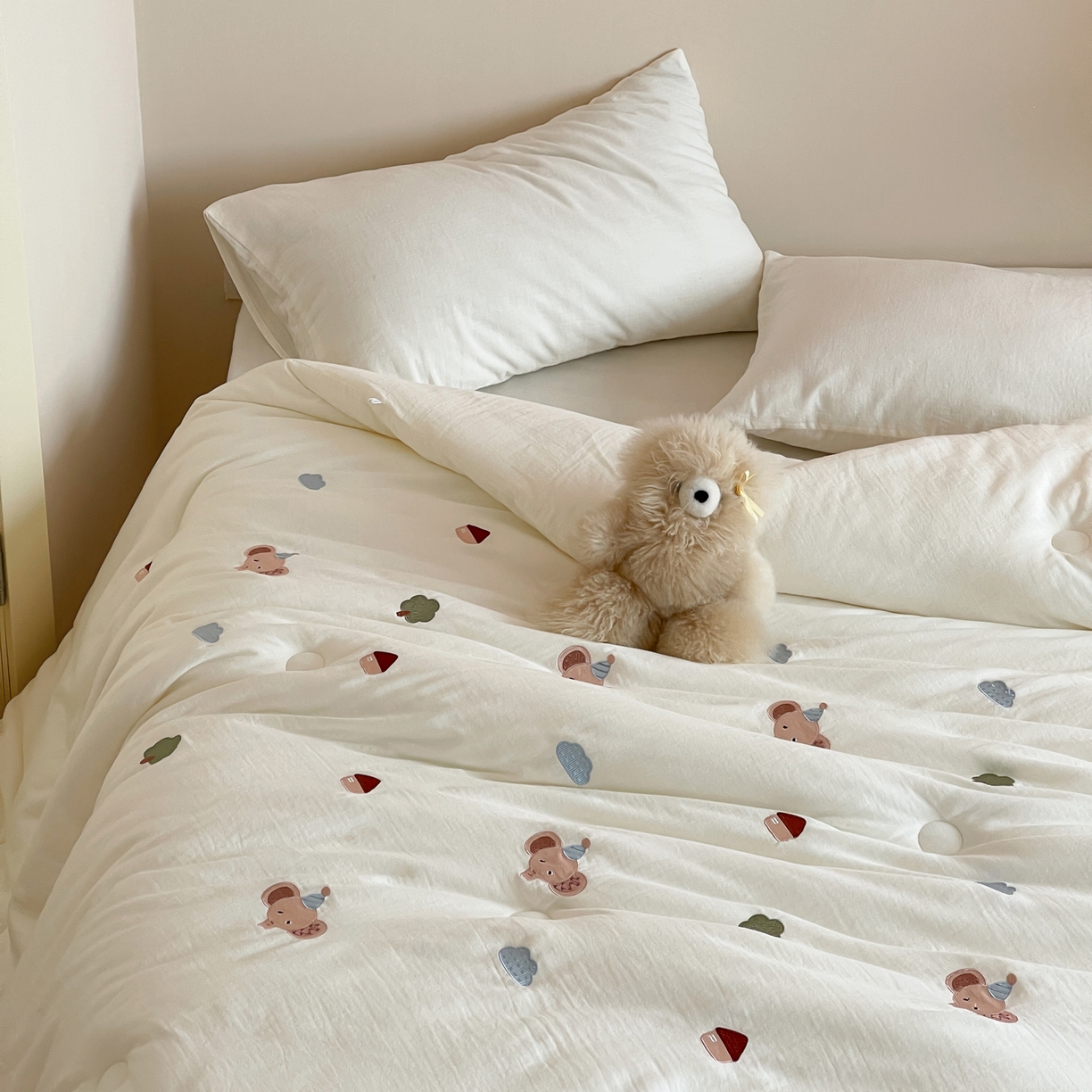 91家纺网 家纺一手货源 找家纺 一加一 2025新款全棉双层皱皱纱刺绣蚕丝大豆抗菌被子被芯 趴趴象