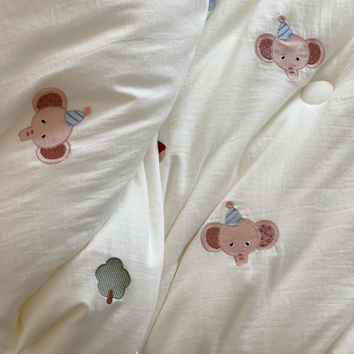 91家纺网 家纺一手货源 找家纺 一加一 2025新款全棉双层皱皱纱刺绣蚕丝大豆抗菌被子被芯 趴趴象