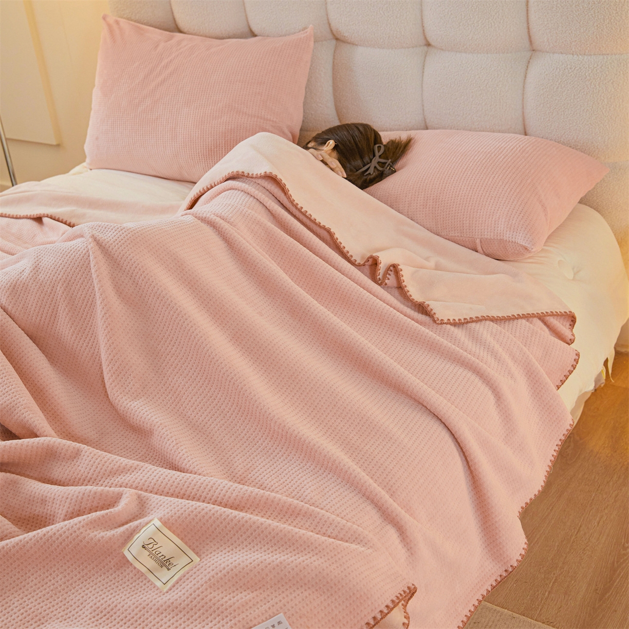 91家纺网 家纺一手货源 找家纺 雯豆家纺 2025新品华夫格毛毯盖毯双层加厚办公室披肩毯子 自由风-密合粉