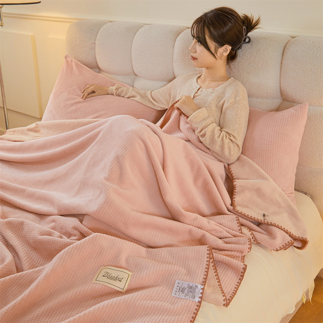 91家纺网 家纺一手货源 找家纺 雯豆家纺 2025新品华夫格毛毯盖毯双层加厚办公室披肩毯子 自由风-密合粉