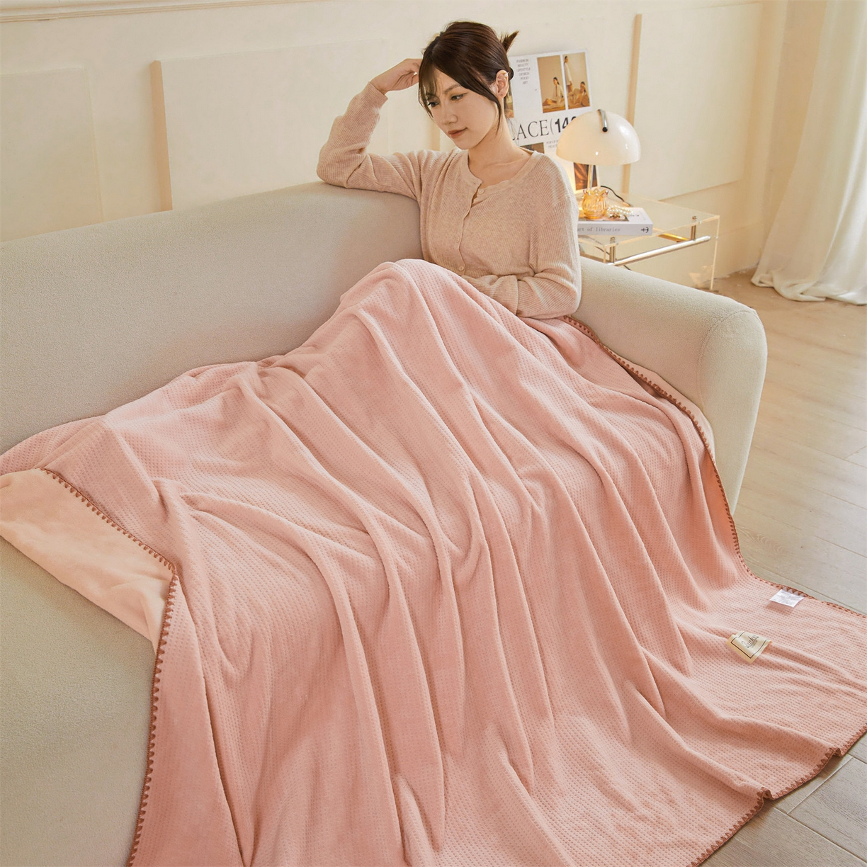 91家纺网 家纺一手货源 找家纺 雯豆家纺 2025新品华夫格毛毯盖毯双层加厚办公室披肩毯子 自由风-密合粉