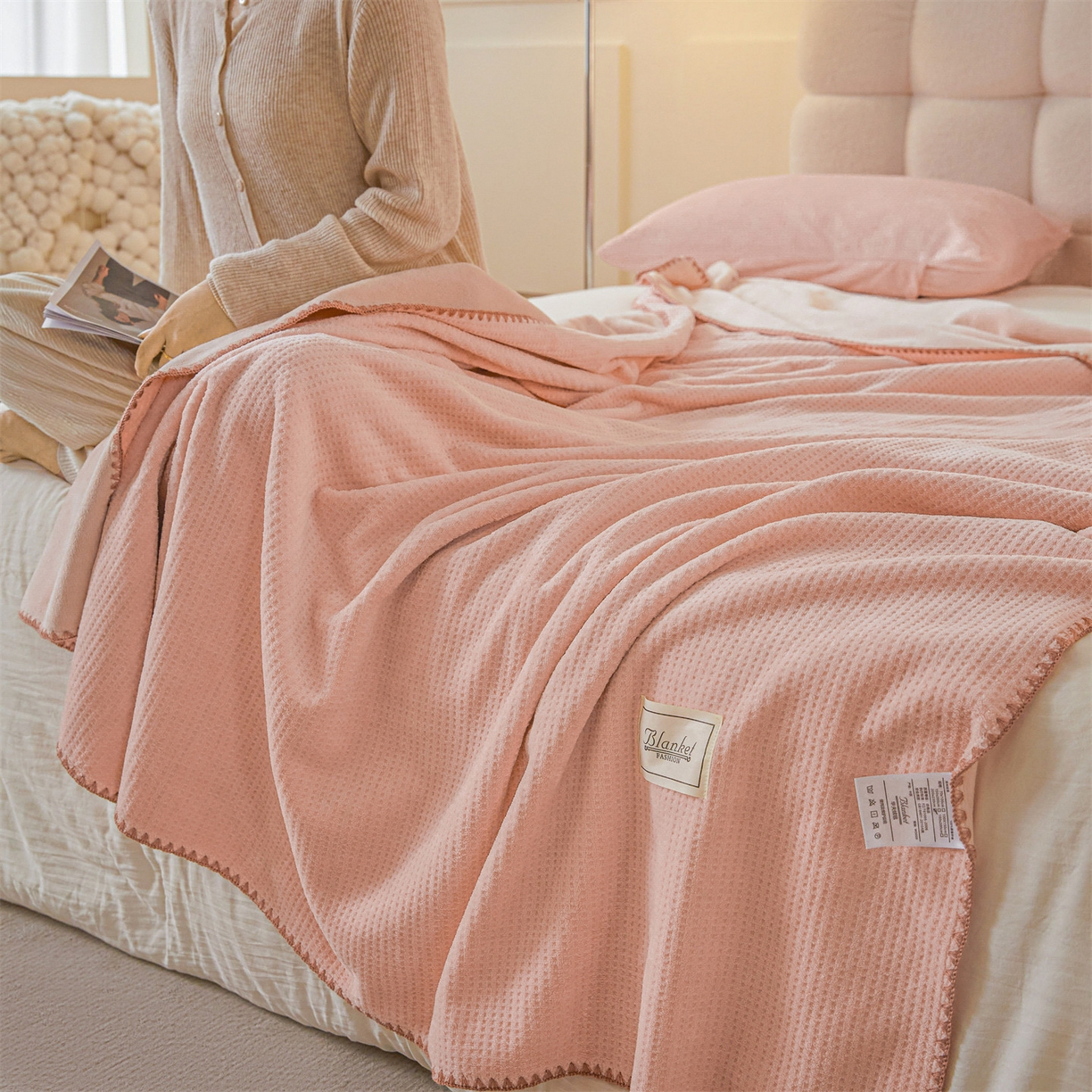 91家纺网 家纺一手货源 找家纺 雯豆家纺 2025新品华夫格毛毯盖毯双层加厚办公室披肩毯子 自由风-密合粉