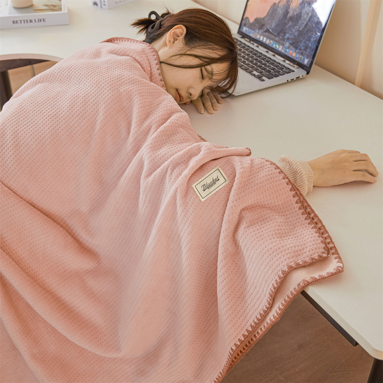 91家纺网 家纺一手货源 找家纺 雯豆家纺 2025新品华夫格毛毯盖毯双层加厚办公室披肩毯子 自由风-密合粉