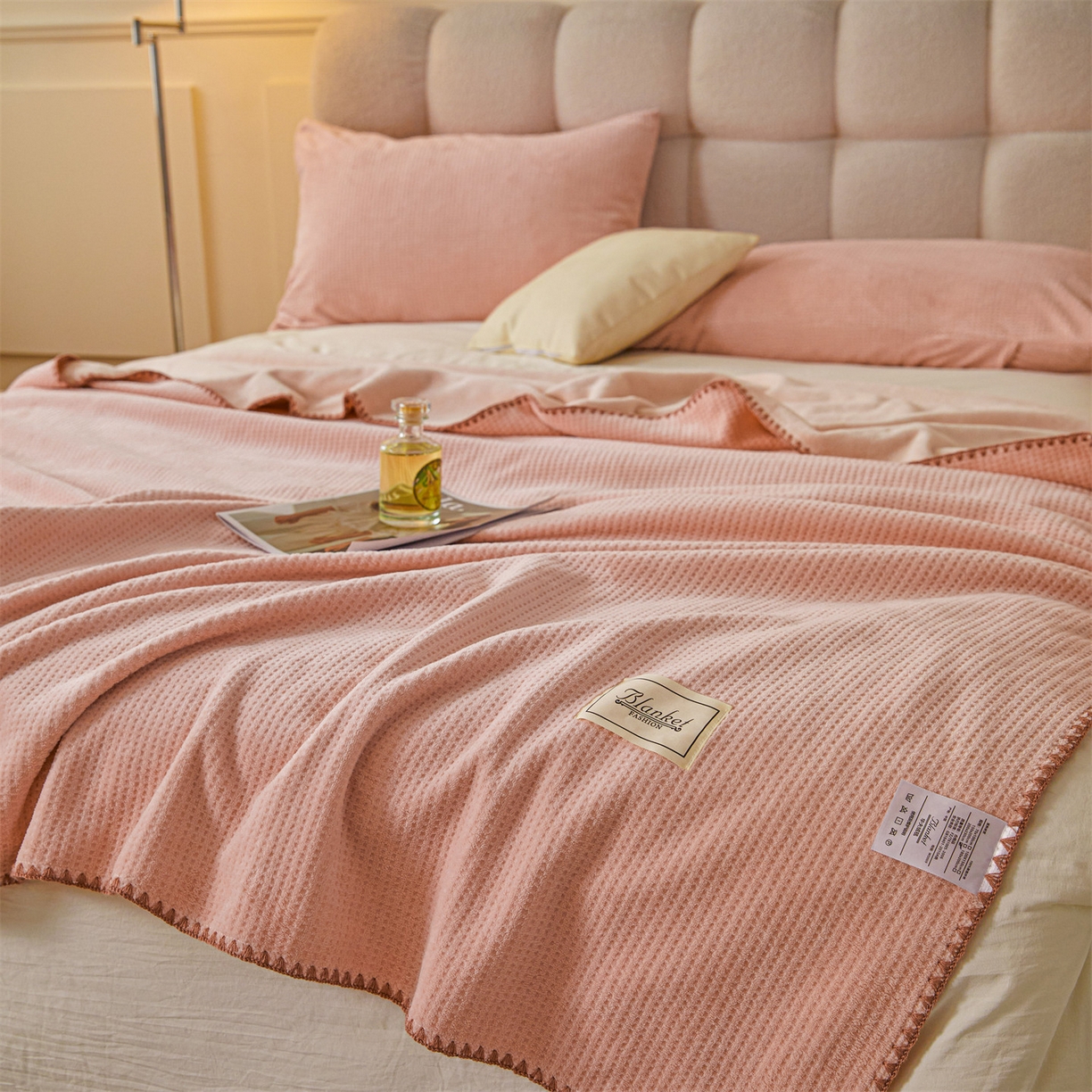 91家纺网 家纺一手货源 找家纺 雯豆家纺 2025新品华夫格毛毯盖毯双层加厚办公室披肩毯子 自由风-密合粉