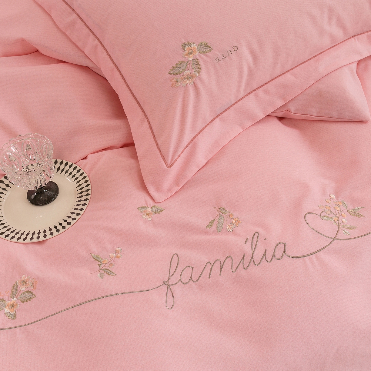 91家纺网 家纺一手货源 找家纺 （总）绒博士 2025新款全棉磨毛绣花四件套--依恋系列