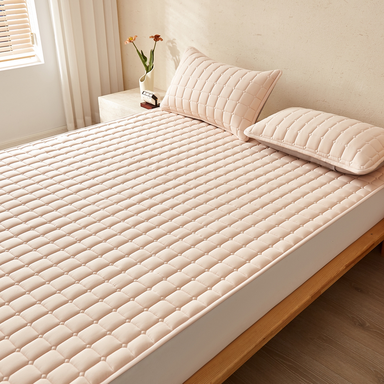 91家纺网 家纺一手货源 找家纺 缦吉 2025新款A类纯色大豆纤维夹棉床护垫系列 面包格-咖