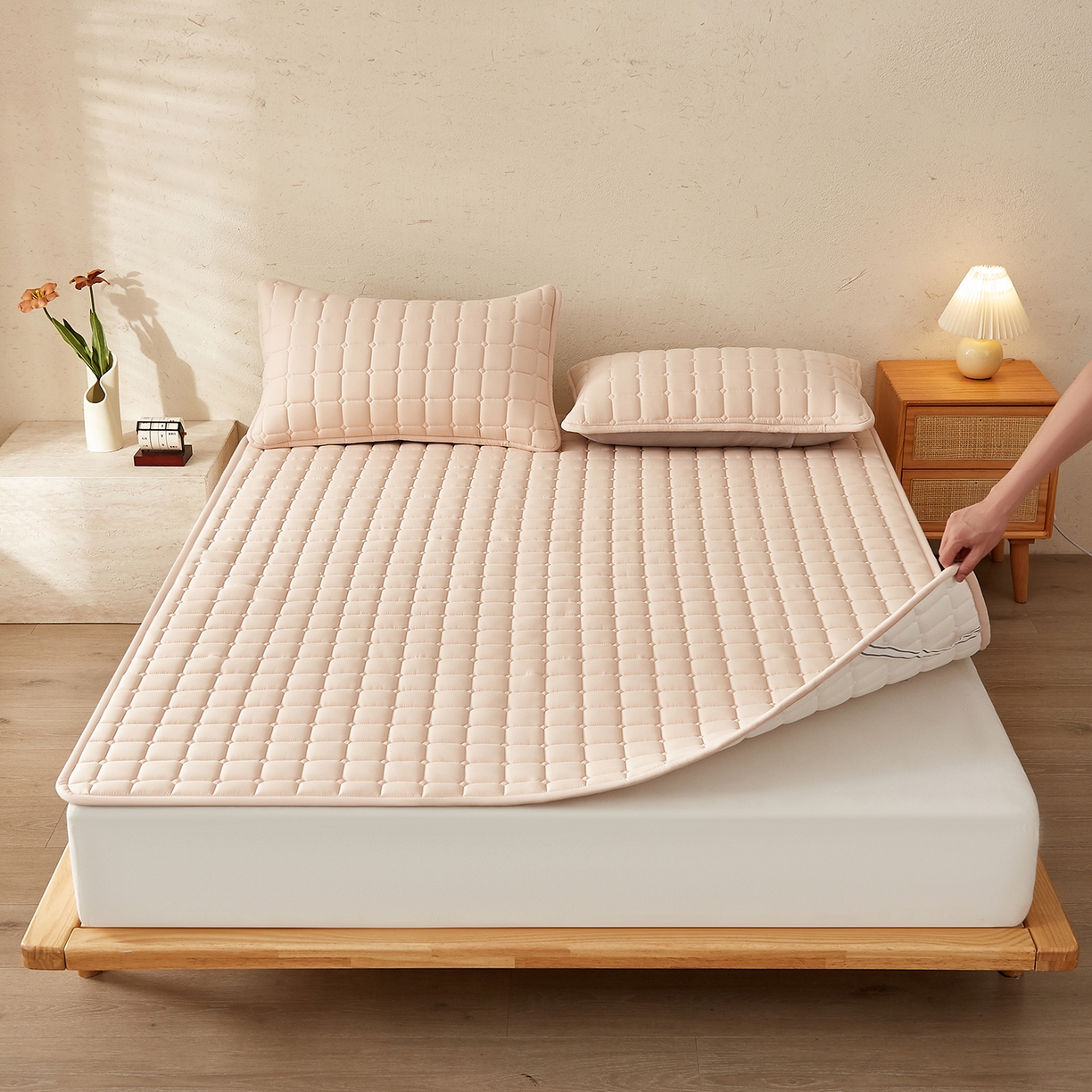 91家纺网 家纺一手货源 找家纺 缦吉 2025新款A类纯色大豆纤维夹棉床护垫系列 面包格-咖