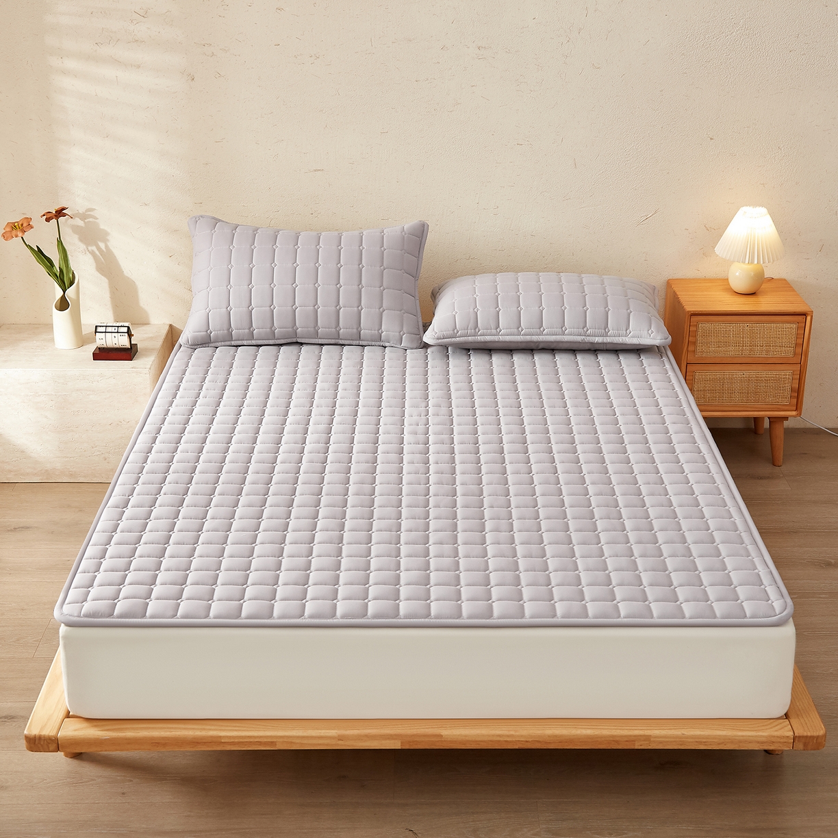 91家纺网 家纺一手货源 找家纺 缦吉 2025新款A类纯色大豆纤维夹棉床护垫系列 面包格-灰