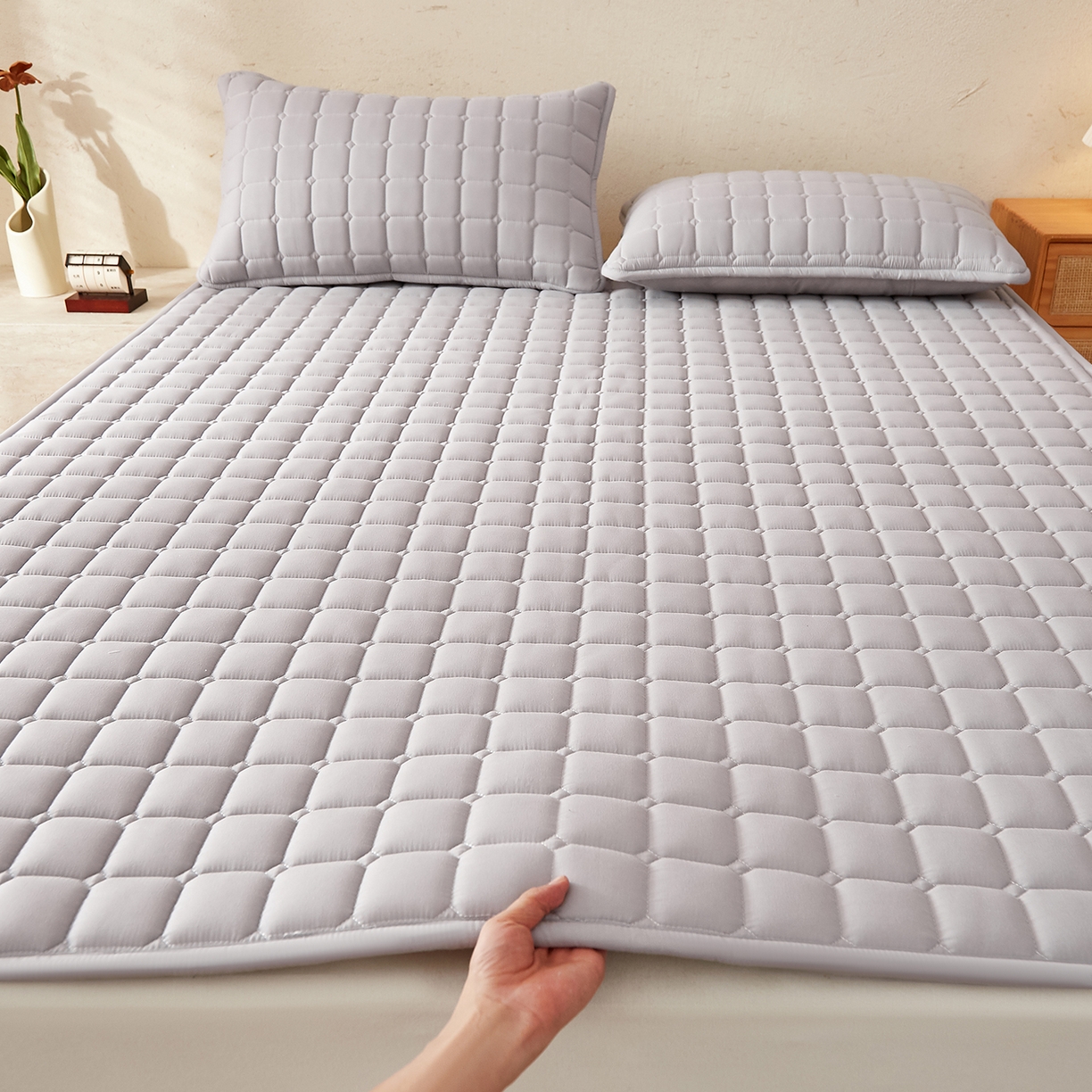 91家纺网 家纺一手货源 找家纺 缦吉 2025新款A类纯色大豆纤维夹棉床护垫系列 面包格-灰