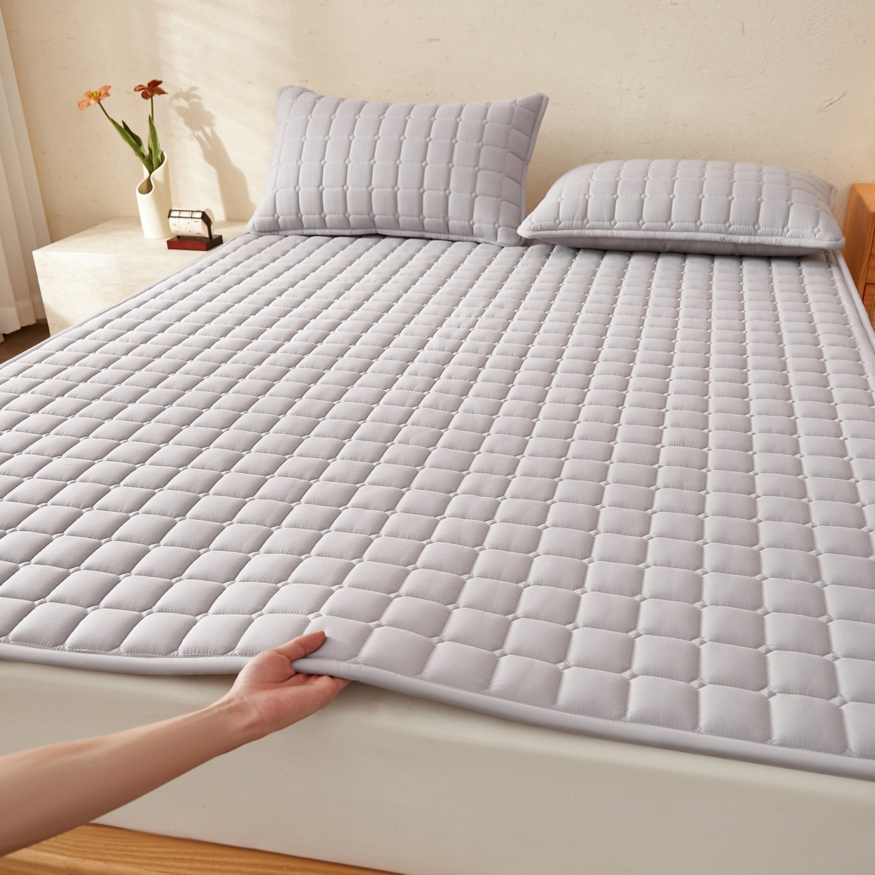 91家纺网 家纺一手货源 找家纺 缦吉 2025新款A类纯色大豆纤维夹棉床护垫系列 面包格-灰