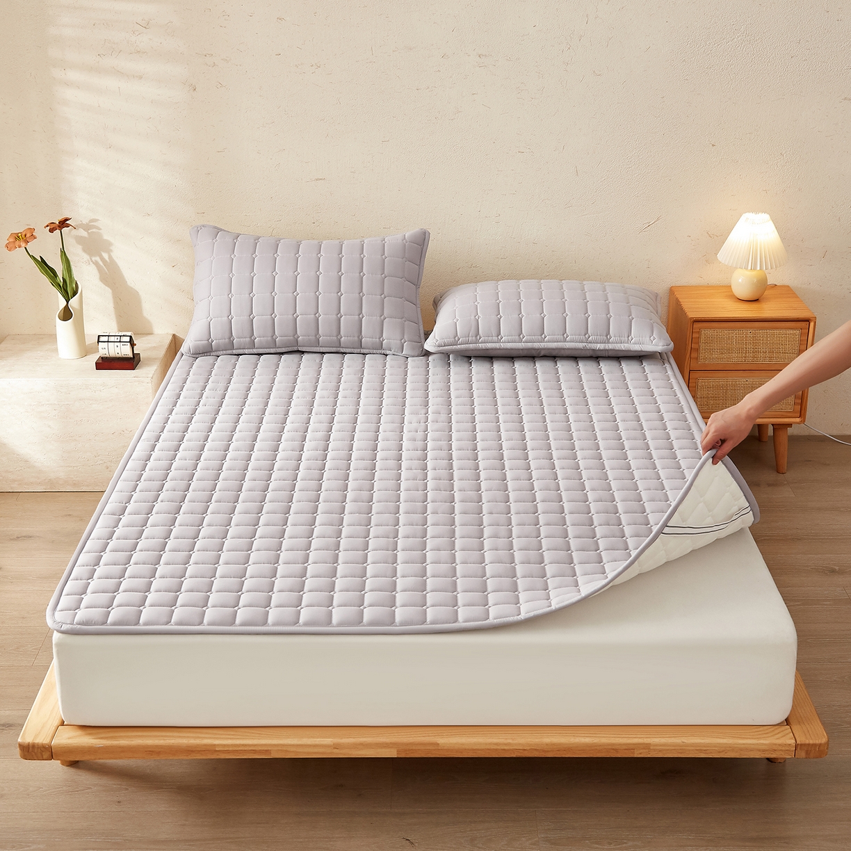 91家纺网 家纺一手货源 找家纺 缦吉 2025新款A类纯色大豆纤维夹棉床护垫系列 面包格-灰