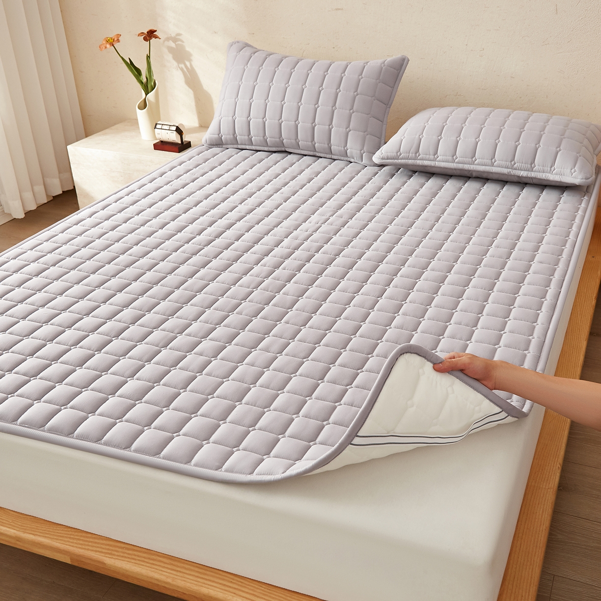 91家纺网 家纺一手货源 找家纺 缦吉 2025新款A类纯色大豆纤维夹棉床护垫系列 面包格-灰