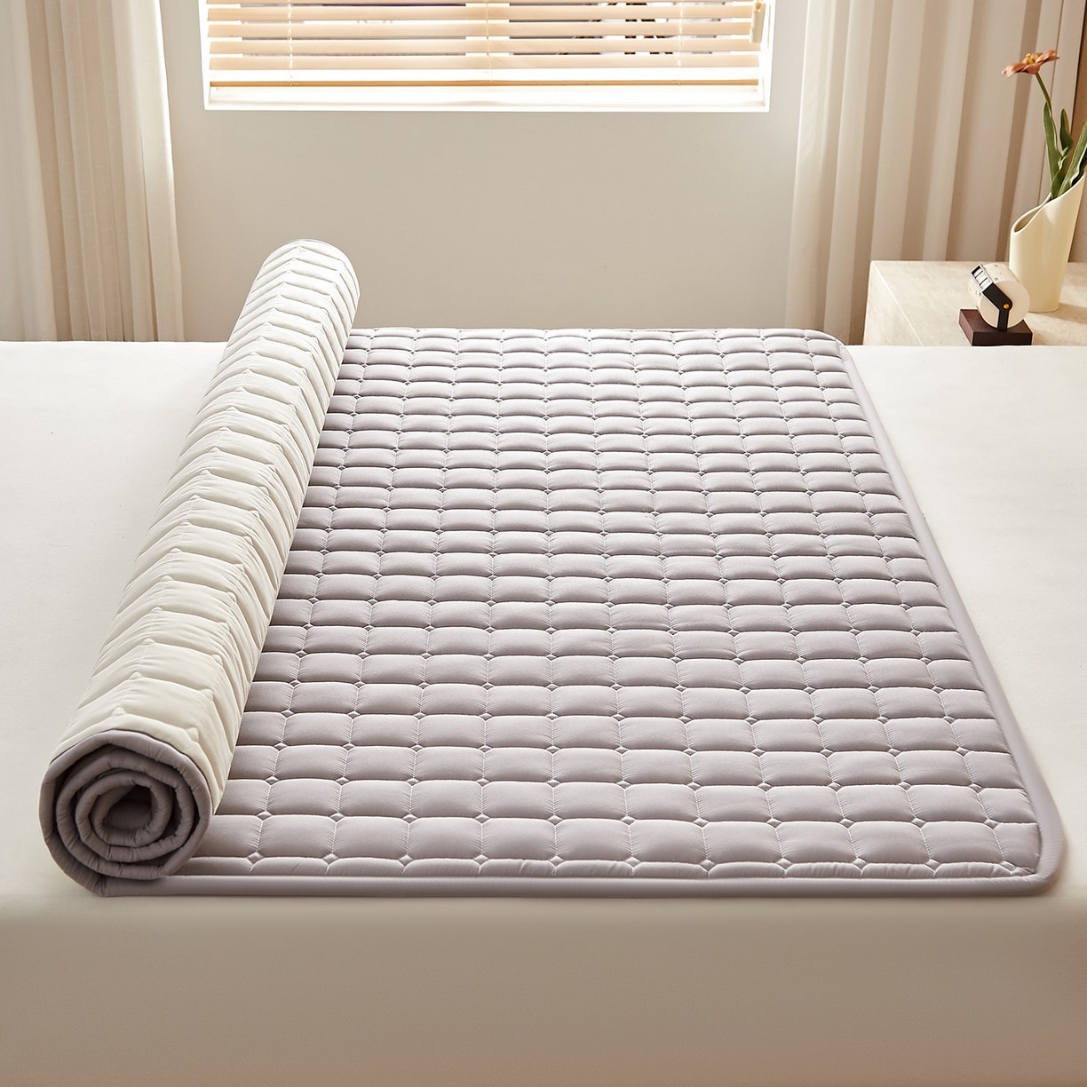 91家纺网 家纺一手货源 找家纺 缦吉 2025新款A类纯色大豆纤维夹棉床护垫系列 面包格-灰