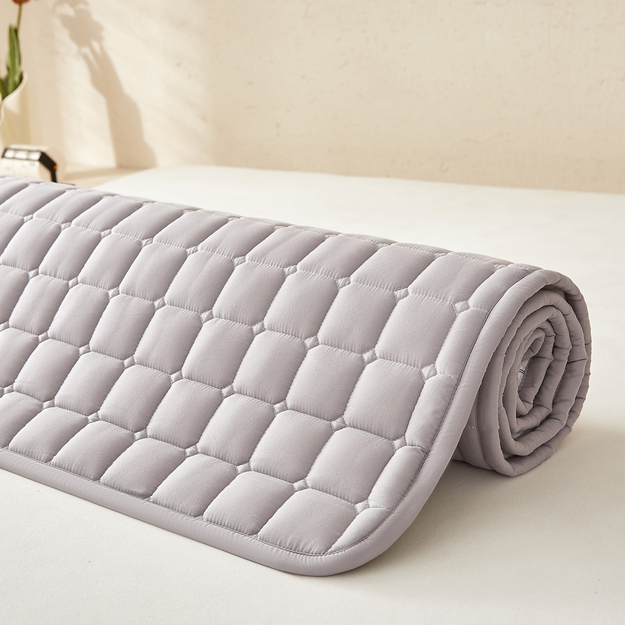 91家纺网 家纺一手货源 找家纺 缦吉 2025新款A类纯色大豆纤维夹棉床护垫系列 面包格-灰