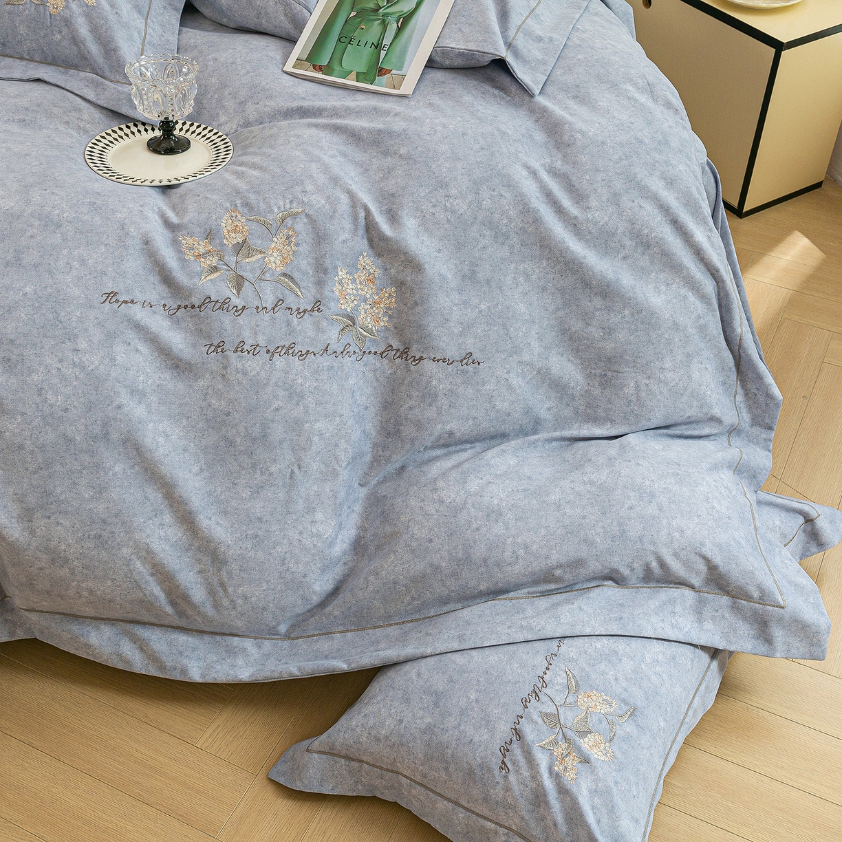 91家纺网 家纺一手货源 找家纺 绒博士 2025新款全棉磨毛绣花宽边款四件套--繁花似锦系列 繁花似锦-星空灰