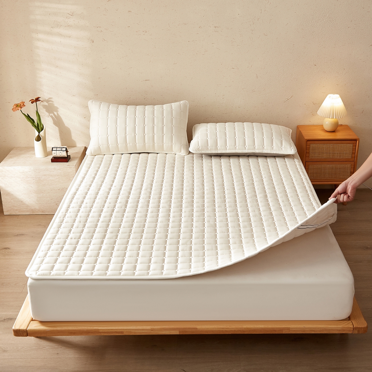 91家纺网 家纺一手货源 找家纺 缦吉 2025新款A类纯色大豆纤维夹棉床护垫系列 面包格-白