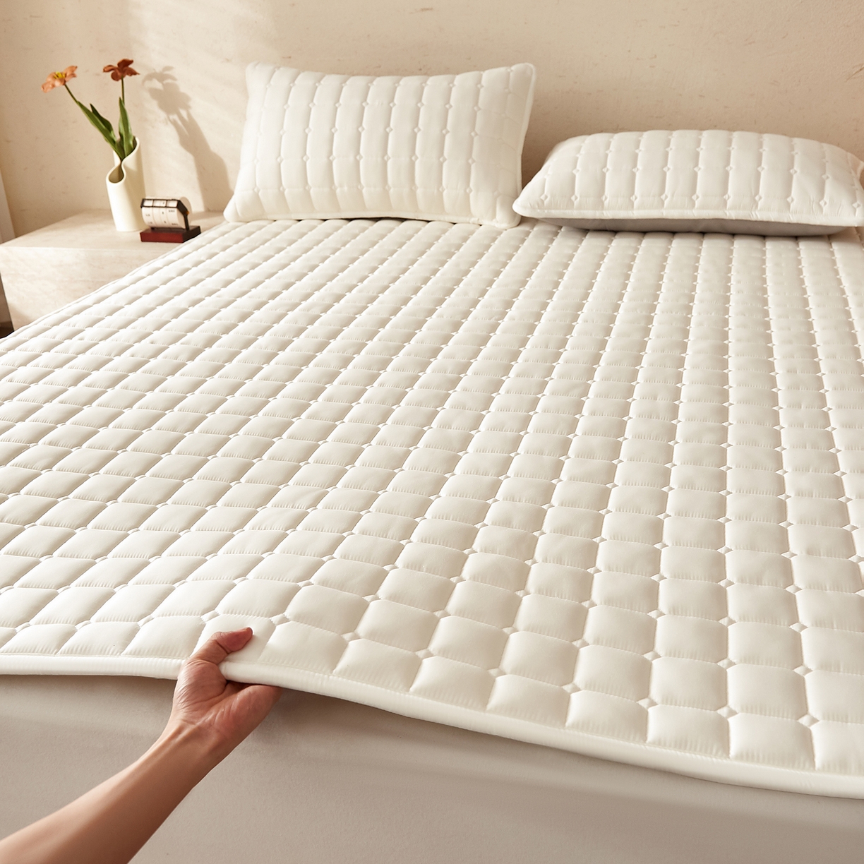 91家纺网 家纺一手货源 找家纺 缦吉 2025新款A类纯色大豆纤维夹棉床护垫系列 面包格-白