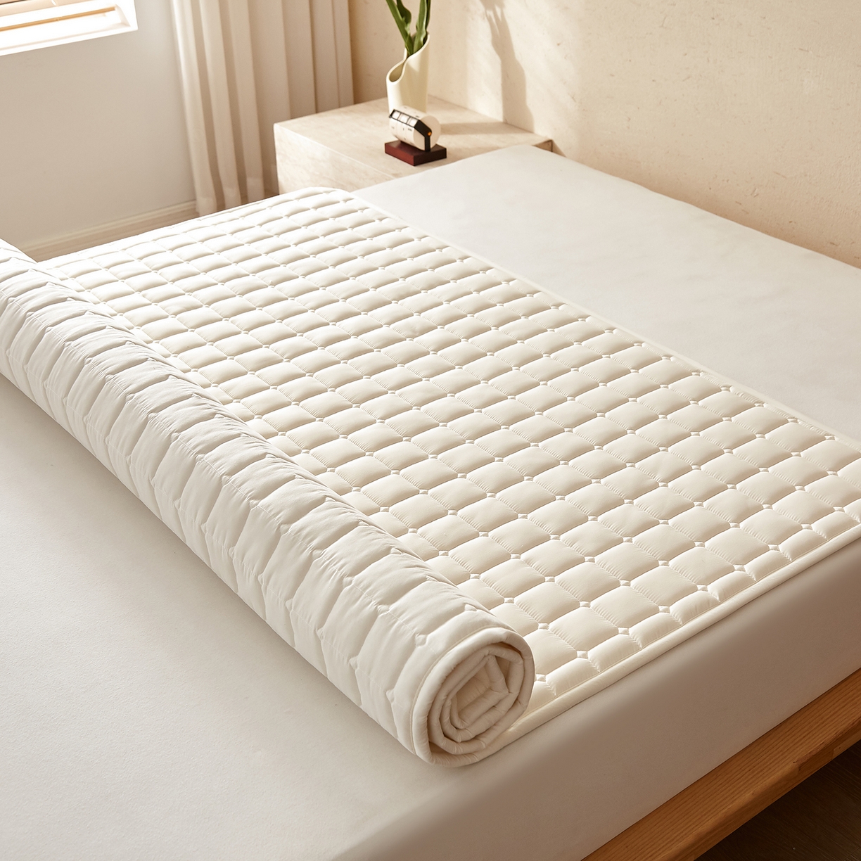 91家纺网 家纺一手货源 找家纺 缦吉 2025新款A类纯色大豆纤维夹棉床护垫系列 面包格-白