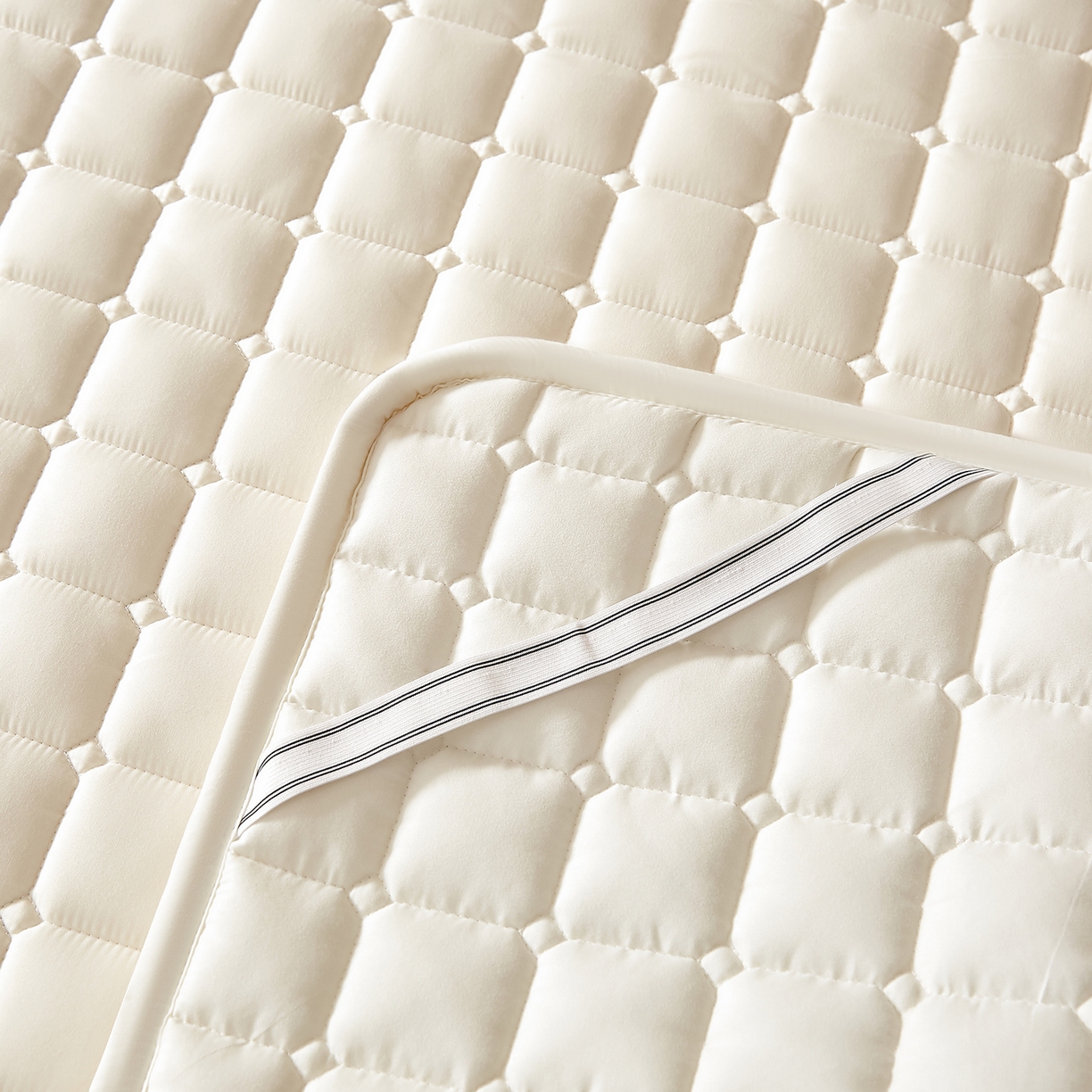 91家纺网 家纺一手货源 找家纺 缦吉 2025新款A类纯色大豆纤维夹棉床护垫系列 面包格-白