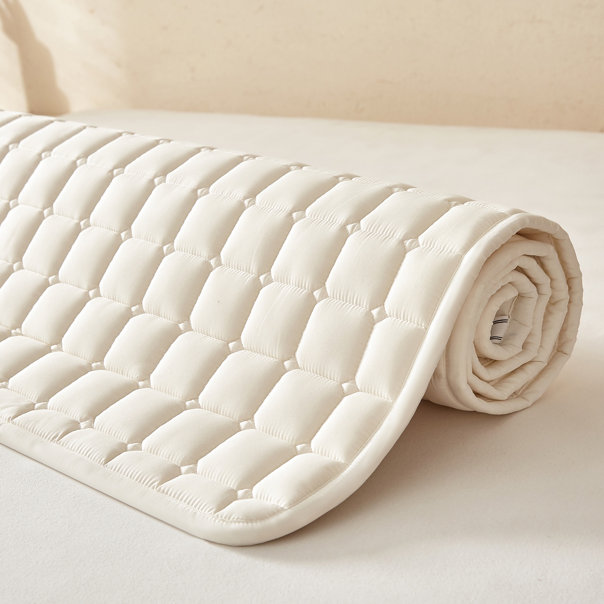 91家纺网 家纺一手货源 找家纺 缦吉 2025新款A类纯色大豆纤维夹棉床护垫系列 面包格-白