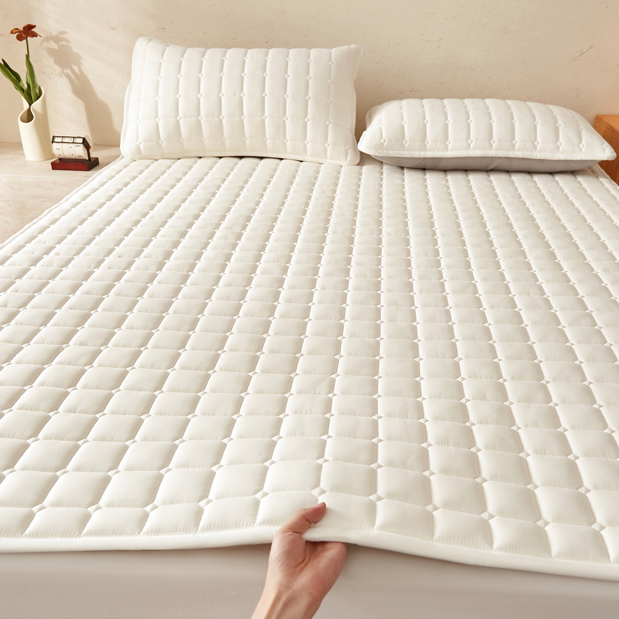 91家纺网 家纺一手货源 找家纺 缦吉 2025新款A类纯色大豆纤维夹棉床护垫系列 面包格-白