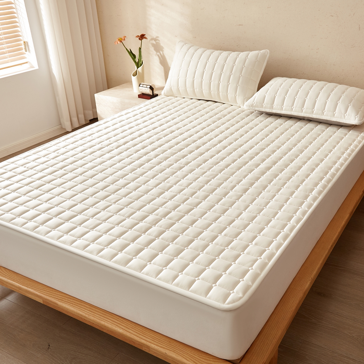 91家纺网 家纺一手货源 找家纺 缦吉 2025新款A类纯色大豆纤维夹棉床护垫系列 面包格-白