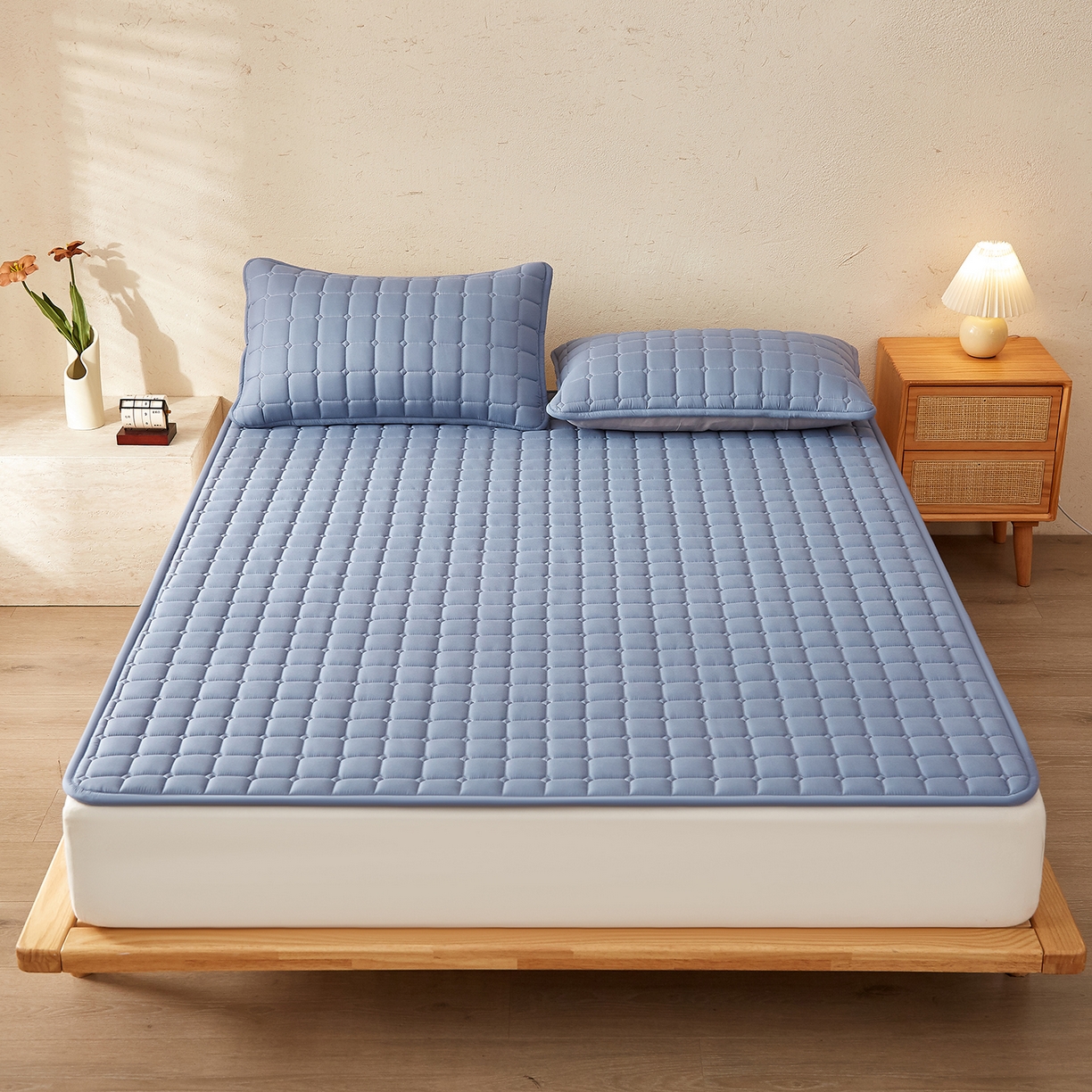 91家纺网 家纺一手货源 找家纺 缦吉 2025新款A类纯色大豆纤维夹棉床护垫系列 面包格-蓝