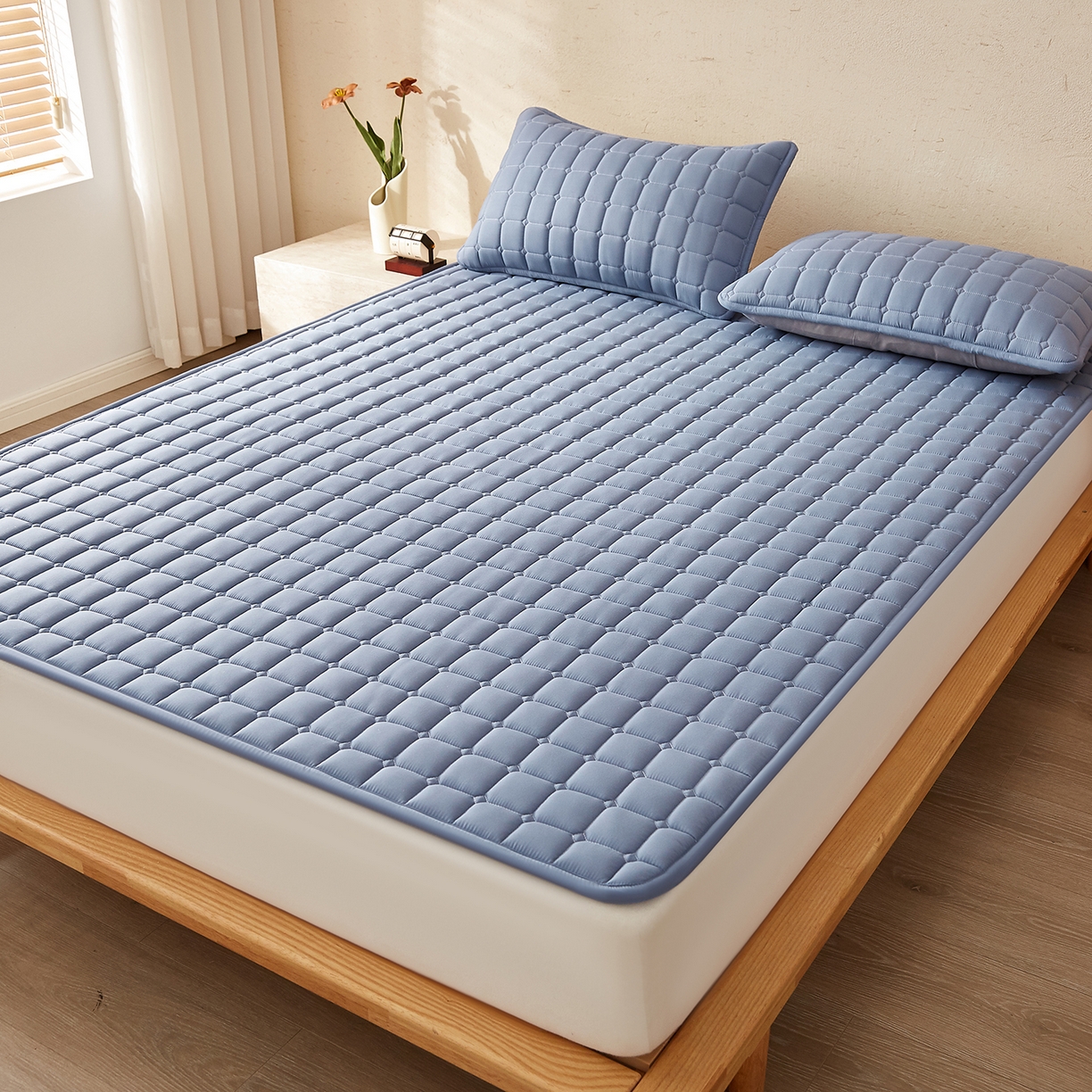 91家纺网 家纺一手货源 找家纺 缦吉 2025新款A类纯色大豆纤维夹棉床护垫系列 面包格-蓝