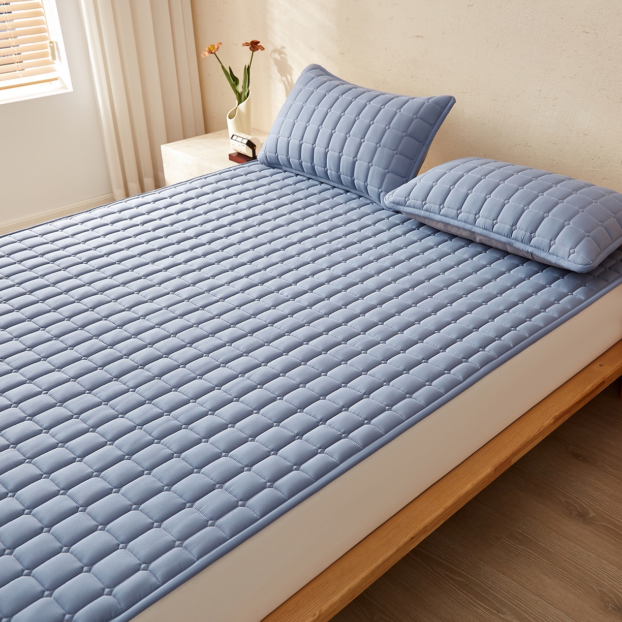 91家纺网 家纺一手货源 找家纺 缦吉 2025新款A类纯色大豆纤维夹棉床护垫系列 面包格-蓝