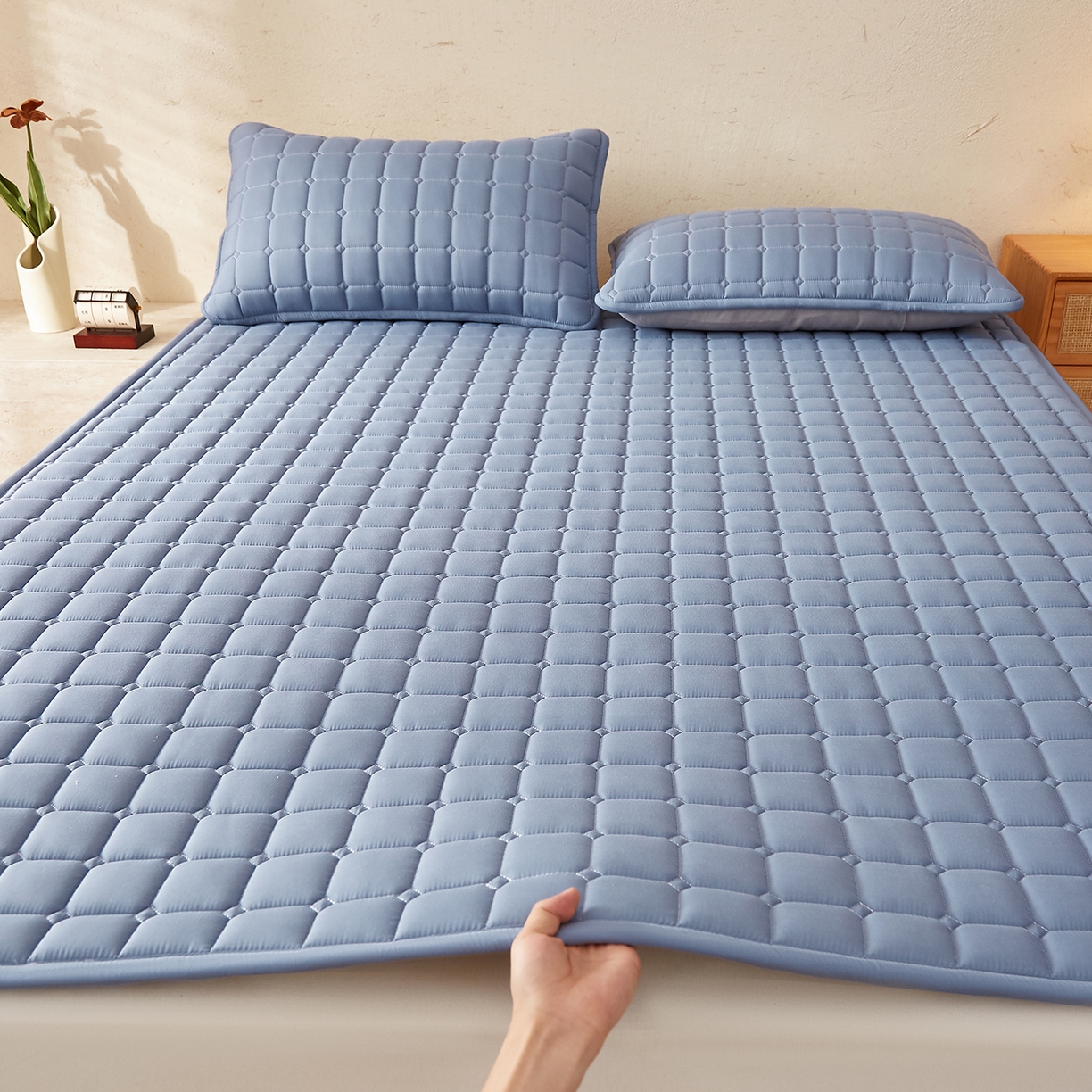 91家纺网 家纺一手货源 找家纺 缦吉 2025新款A类纯色大豆纤维夹棉床护垫系列 面包格-蓝