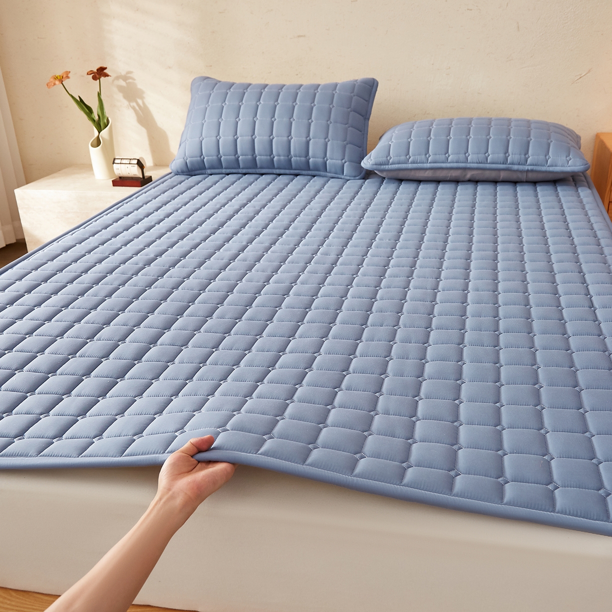 91家纺网 家纺一手货源 找家纺 缦吉 2025新款A类纯色大豆纤维夹棉床护垫系列 面包格-蓝