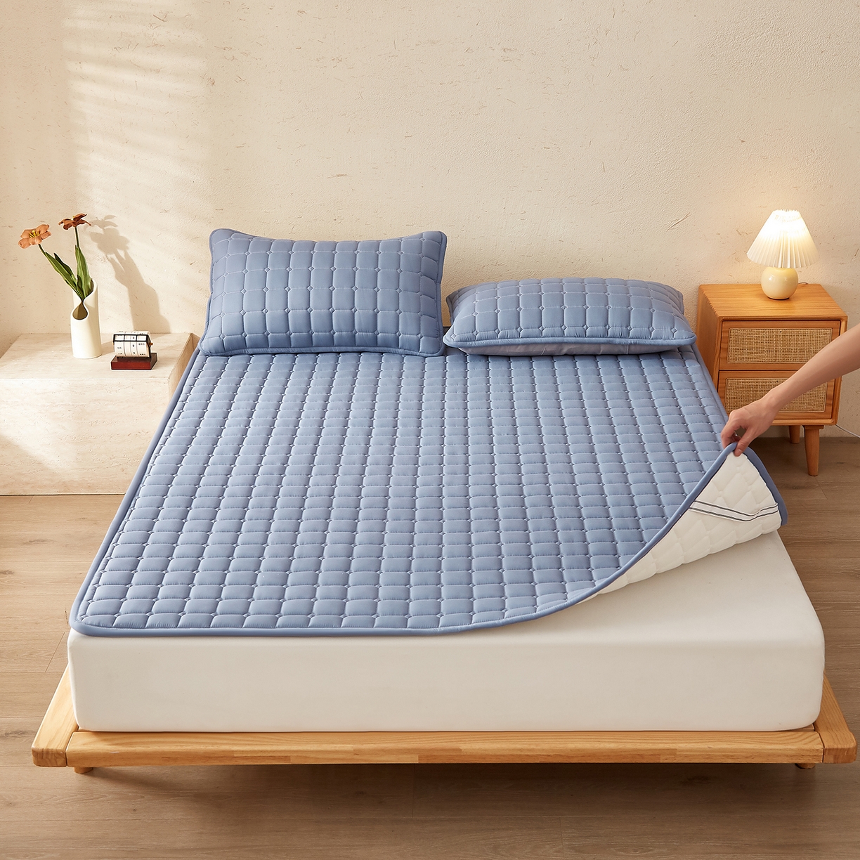 91家纺网 家纺一手货源 找家纺 缦吉 2025新款A类纯色大豆纤维夹棉床护垫系列 面包格-蓝