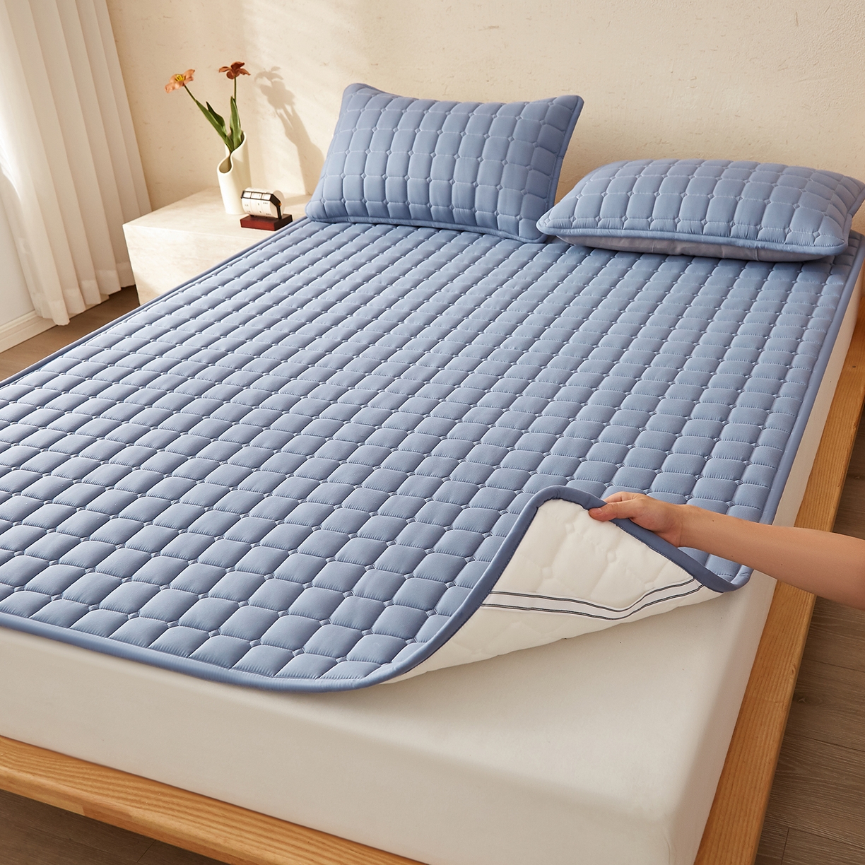 91家纺网 家纺一手货源 找家纺 缦吉 2025新款A类纯色大豆纤维夹棉床护垫系列 面包格-蓝