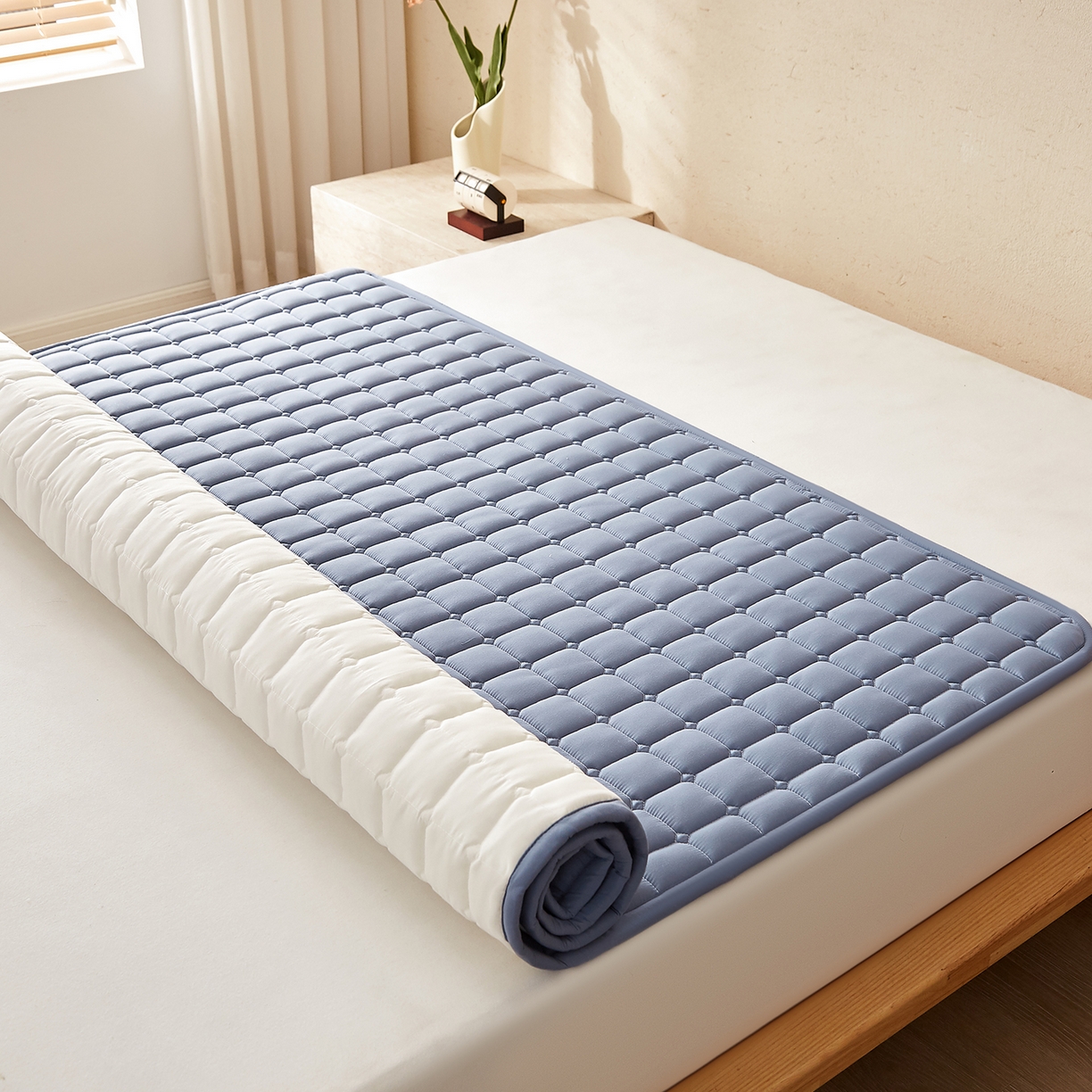 91家纺网 家纺一手货源 找家纺 缦吉 2025新款A类纯色大豆纤维夹棉床护垫系列 面包格-蓝