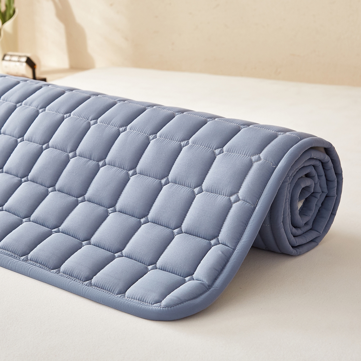 91家纺网 家纺一手货源 找家纺 缦吉 2025新款A类纯色大豆纤维夹棉床护垫系列 面包格-蓝