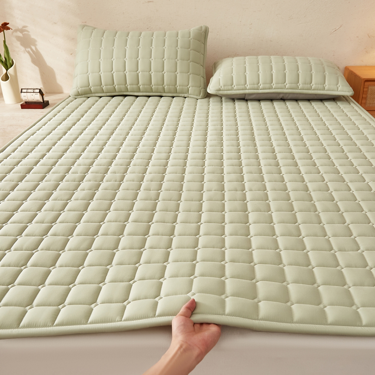 91家纺网 家纺一手货源 找家纺 缦吉 2025新款A类纯色大豆纤维夹棉床护垫系列 面包格-绿