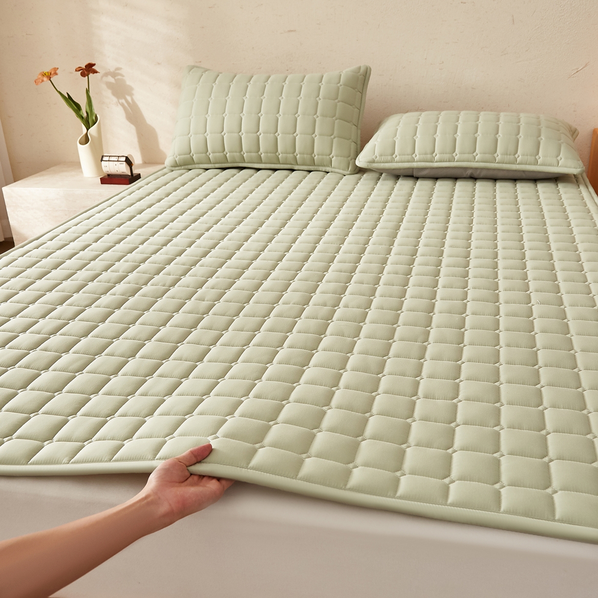 91家纺网 家纺一手货源 找家纺 缦吉 2025新款A类纯色大豆纤维夹棉床护垫系列 面包格-绿