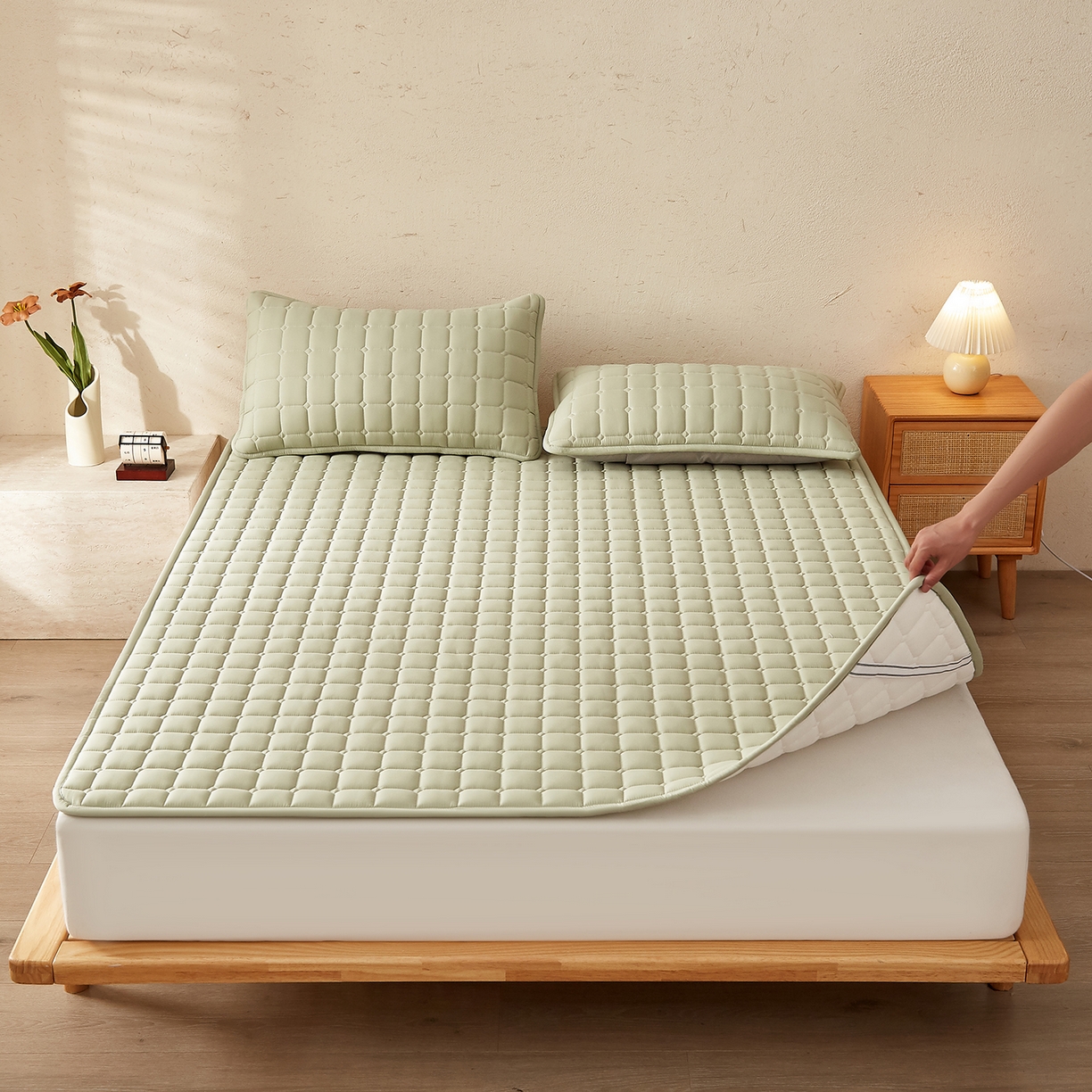 91家纺网 家纺一手货源 找家纺 缦吉 2025新款A类纯色大豆纤维夹棉床护垫系列 面包格-绿