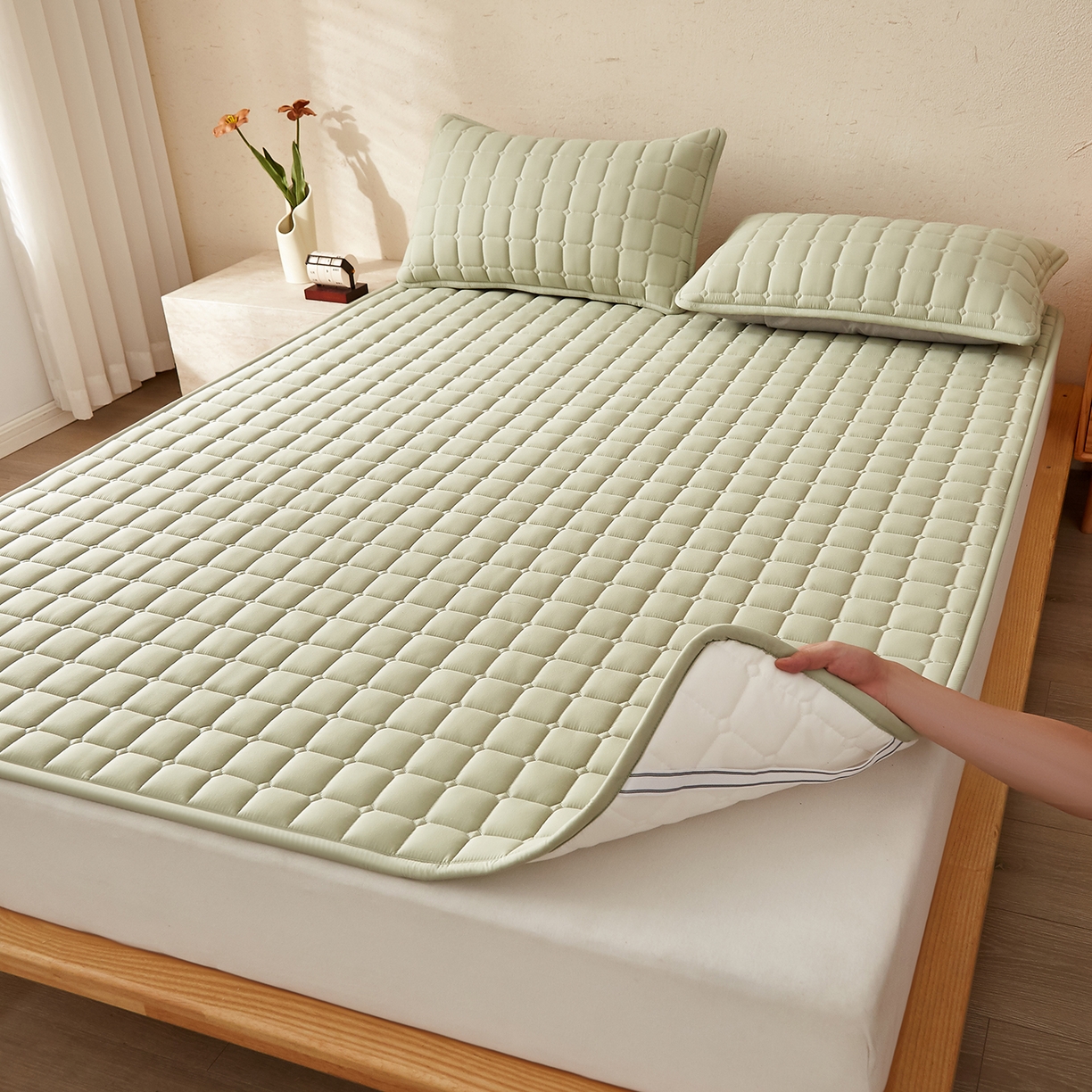 91家纺网 家纺一手货源 找家纺 缦吉 2025新款A类纯色大豆纤维夹棉床护垫系列 面包格-绿