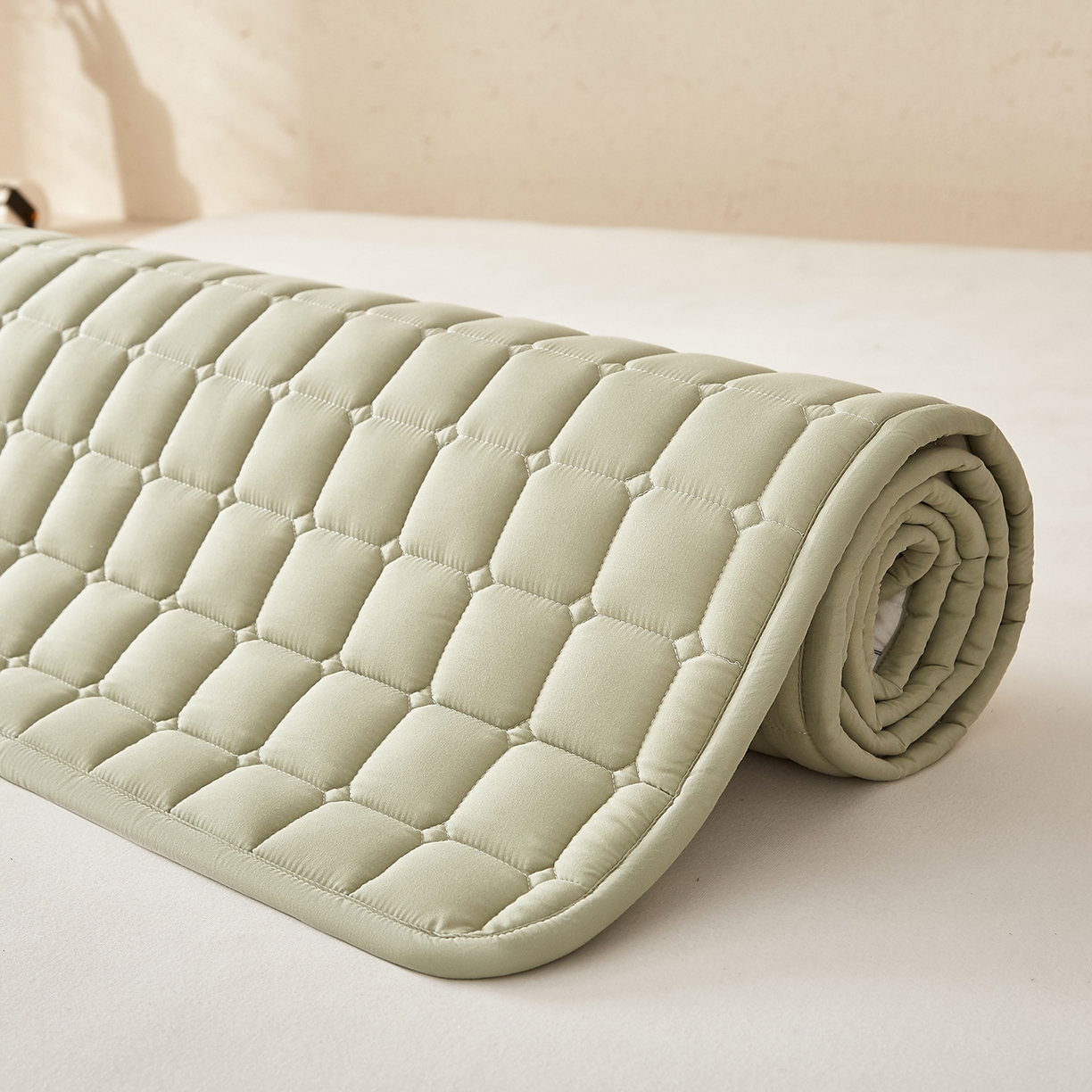 91家纺网 家纺一手货源 找家纺 缦吉 2025新款A类纯色大豆纤维夹棉床护垫系列 面包格-绿