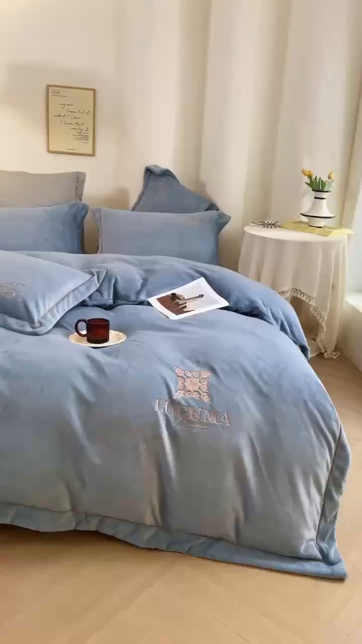 91家纺网 家纺一手货源 找家纺 （总）绒博士 2025新款270克全消光牛奶绒刺绣宽边款四件套--幸福里系列