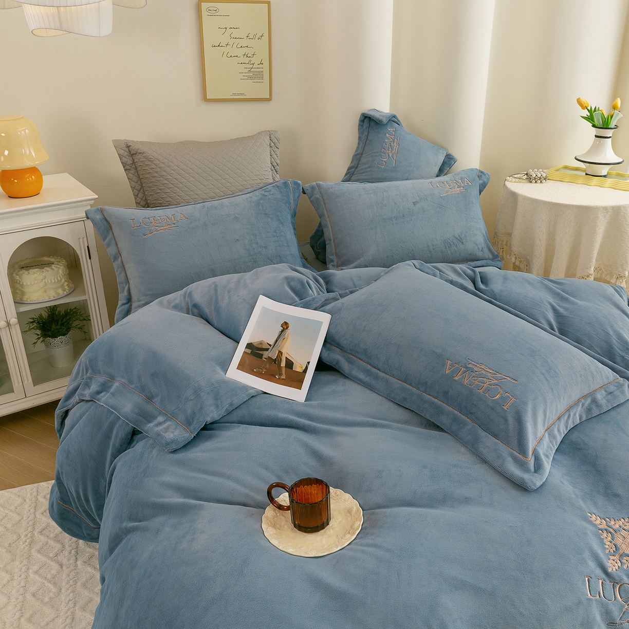 91家纺网 家纺一手货源 找家纺 （总）绒博士 2025新款270克全消光牛奶绒刺绣宽边款四件套--幸福里系列