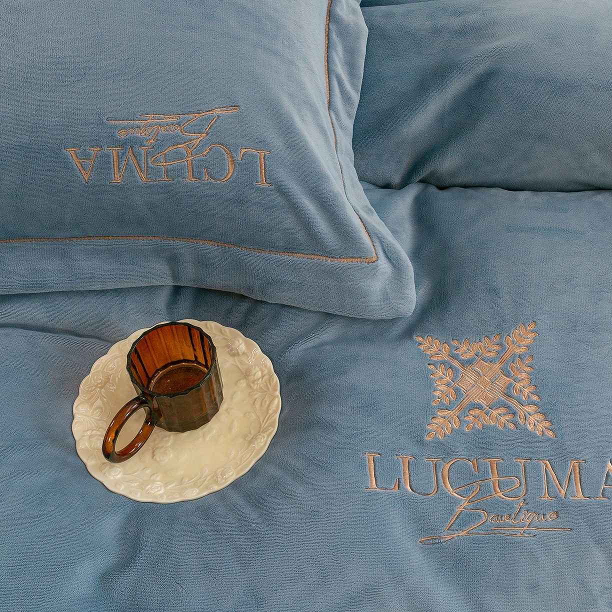 91家纺网 家纺一手货源 找家纺 （总）绒博士 2025新款270克全消光牛奶绒刺绣宽边款四件套--幸福里系列