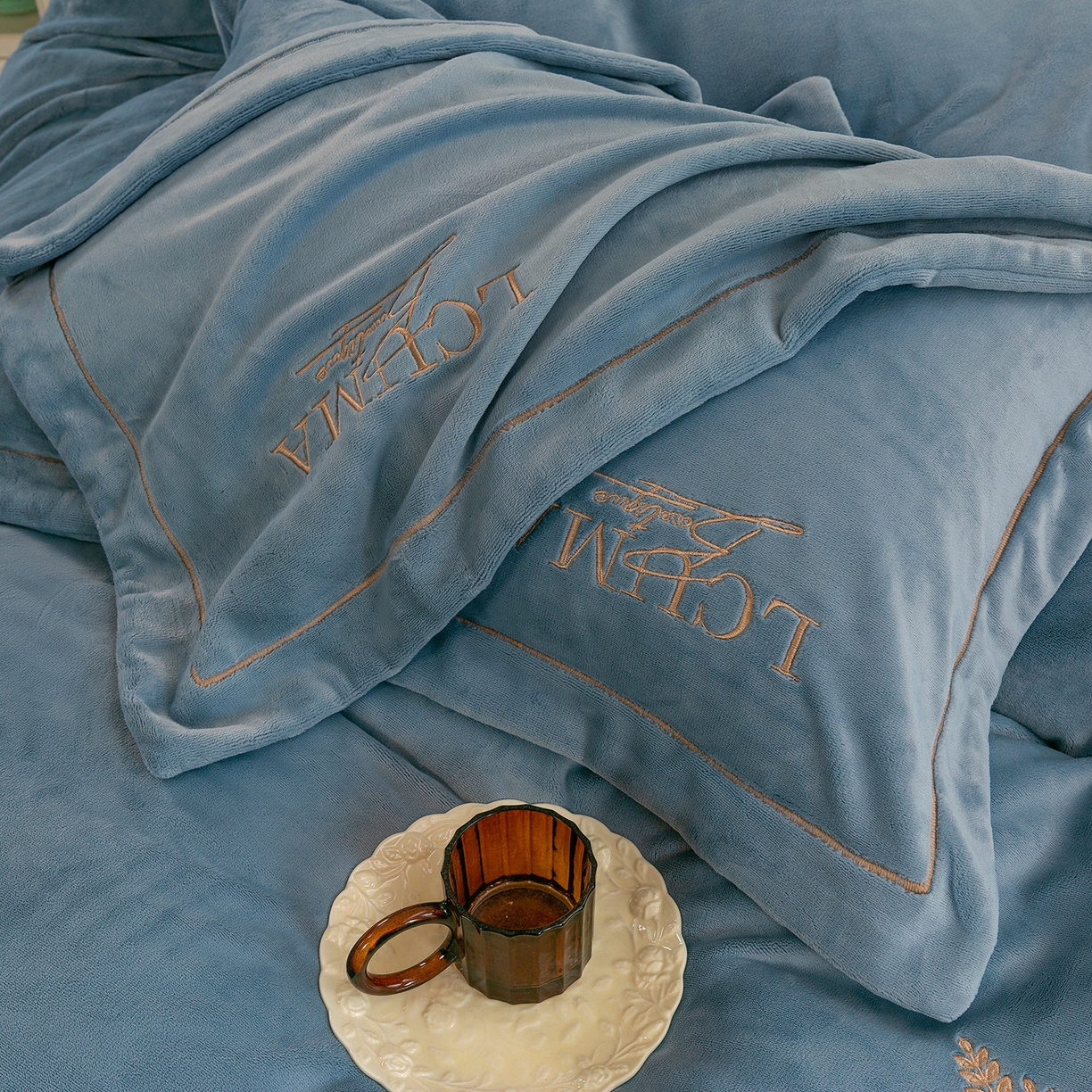 91家纺网 家纺一手货源 找家纺 （总）绒博士 2025新款270克全消光牛奶绒刺绣宽边款四件套--幸福里系列