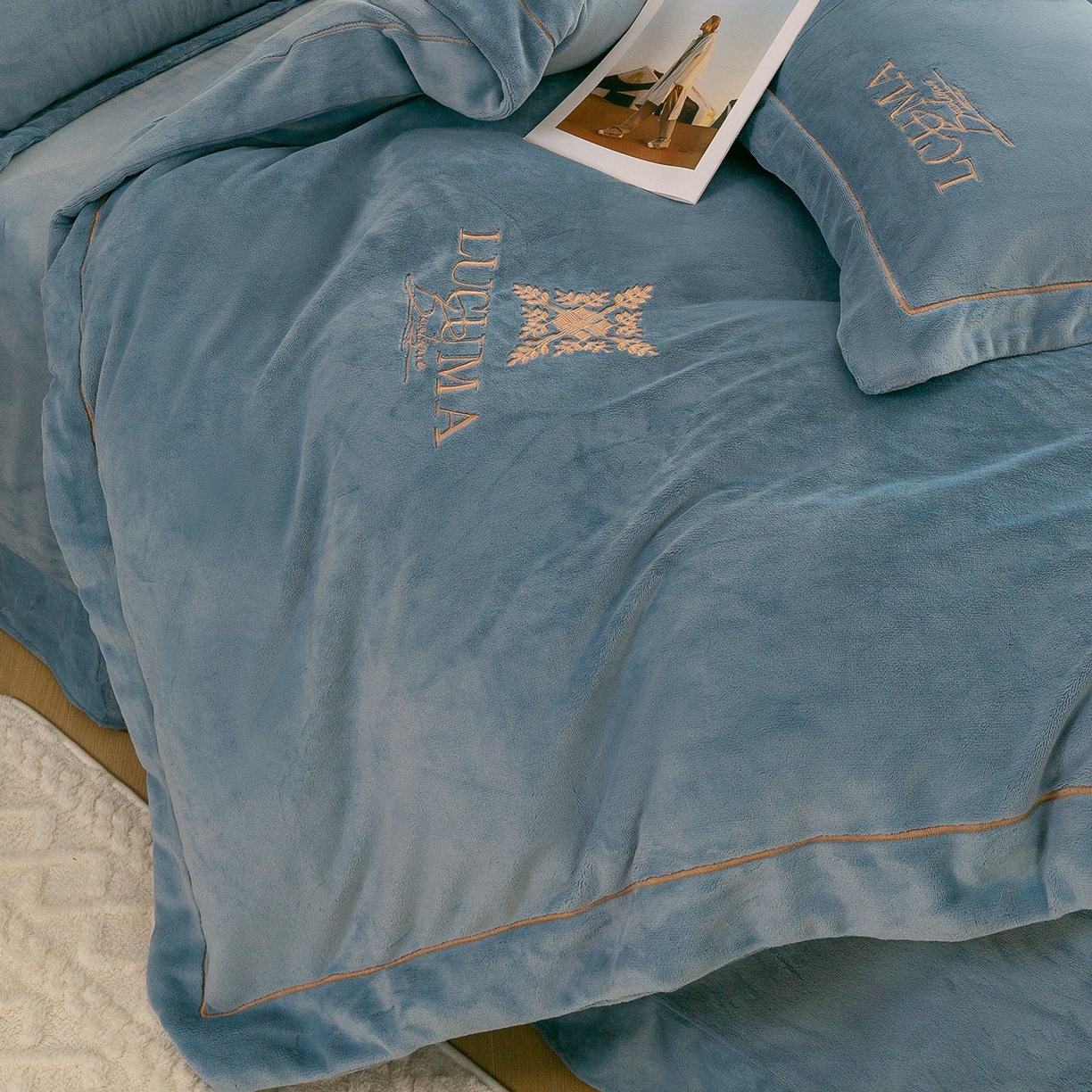 91家纺网 家纺一手货源 找家纺 （总）绒博士 2025新款270克全消光牛奶绒刺绣宽边款四件套--幸福里系列