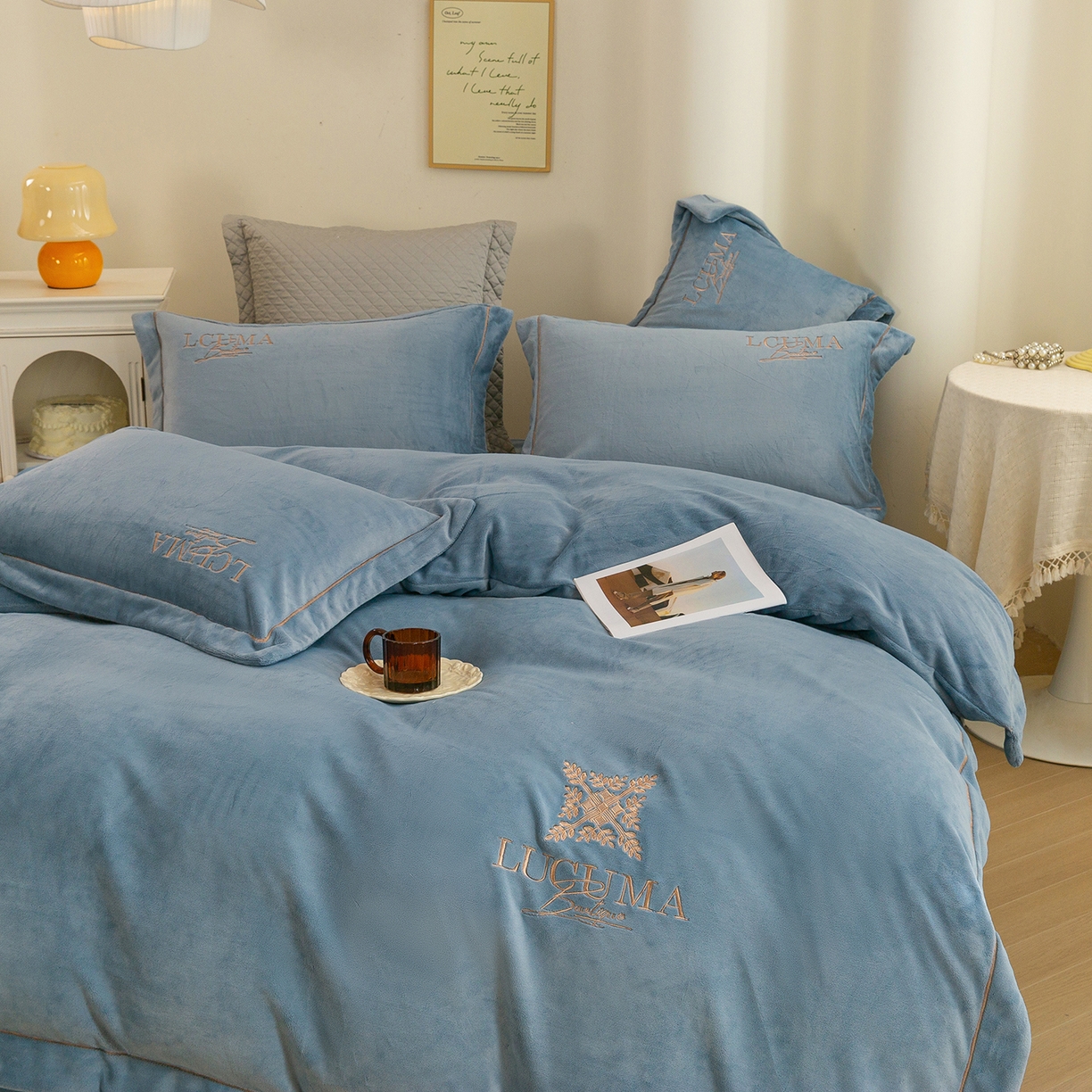 91家纺网 家纺一手货源 找家纺 （总）绒博士 2025新款270克全消光牛奶绒刺绣宽边款四件套--幸福里系列