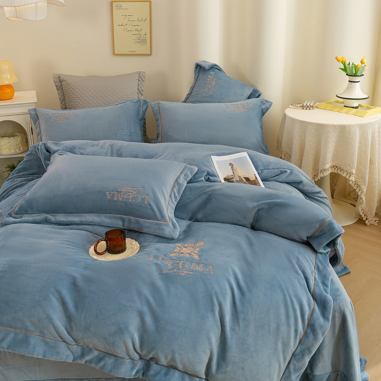 91家纺网 家纺一手货源 找家纺 绒博士 2025新款270克全消光牛奶绒刺绣宽边款四件套--幸福里系列 幸福里-浅蓝